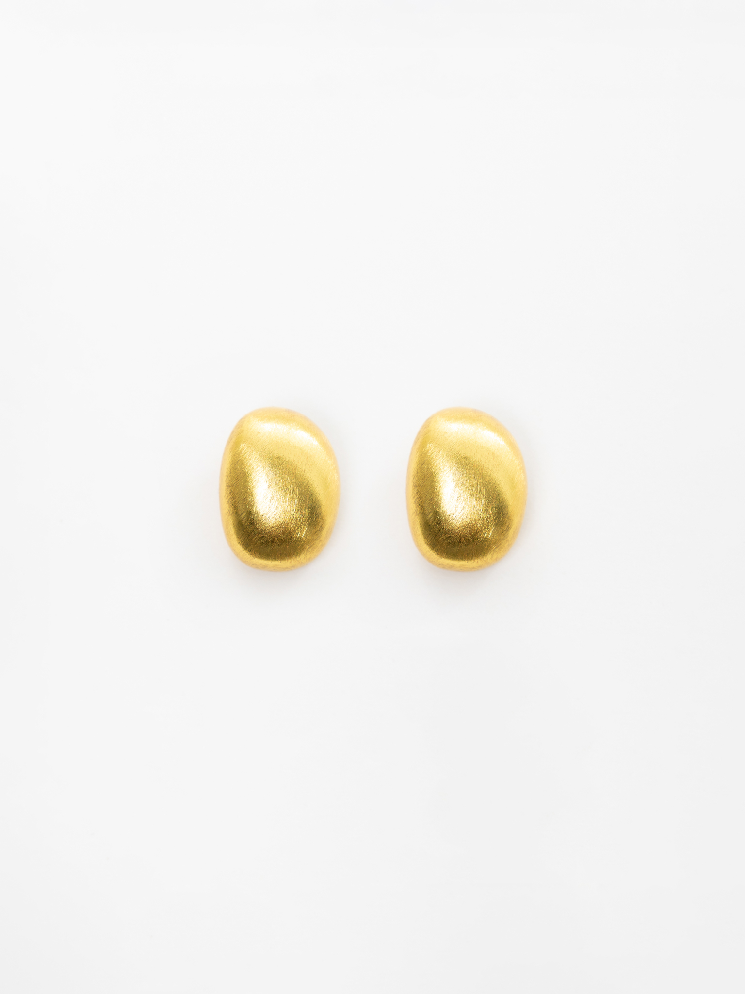 Elongated stud earrings in smooth metal