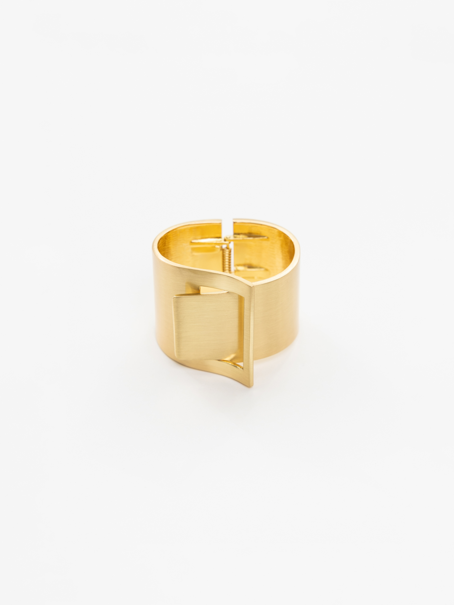 Geometric bracelet in shiny metal