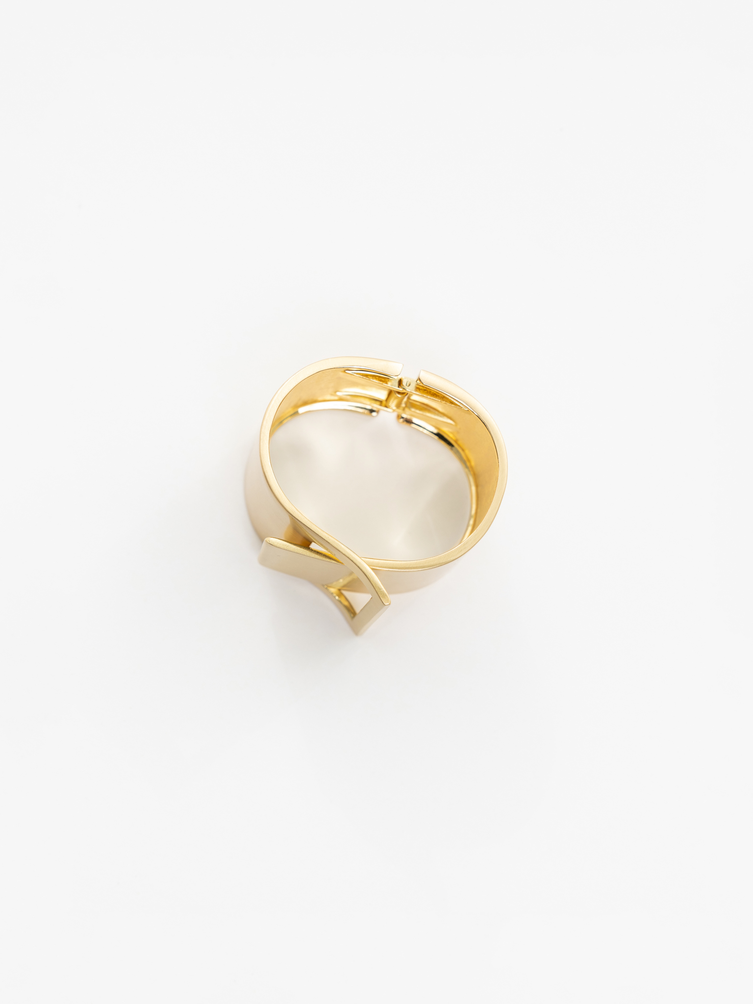 Geometric bracelet in shiny metal
