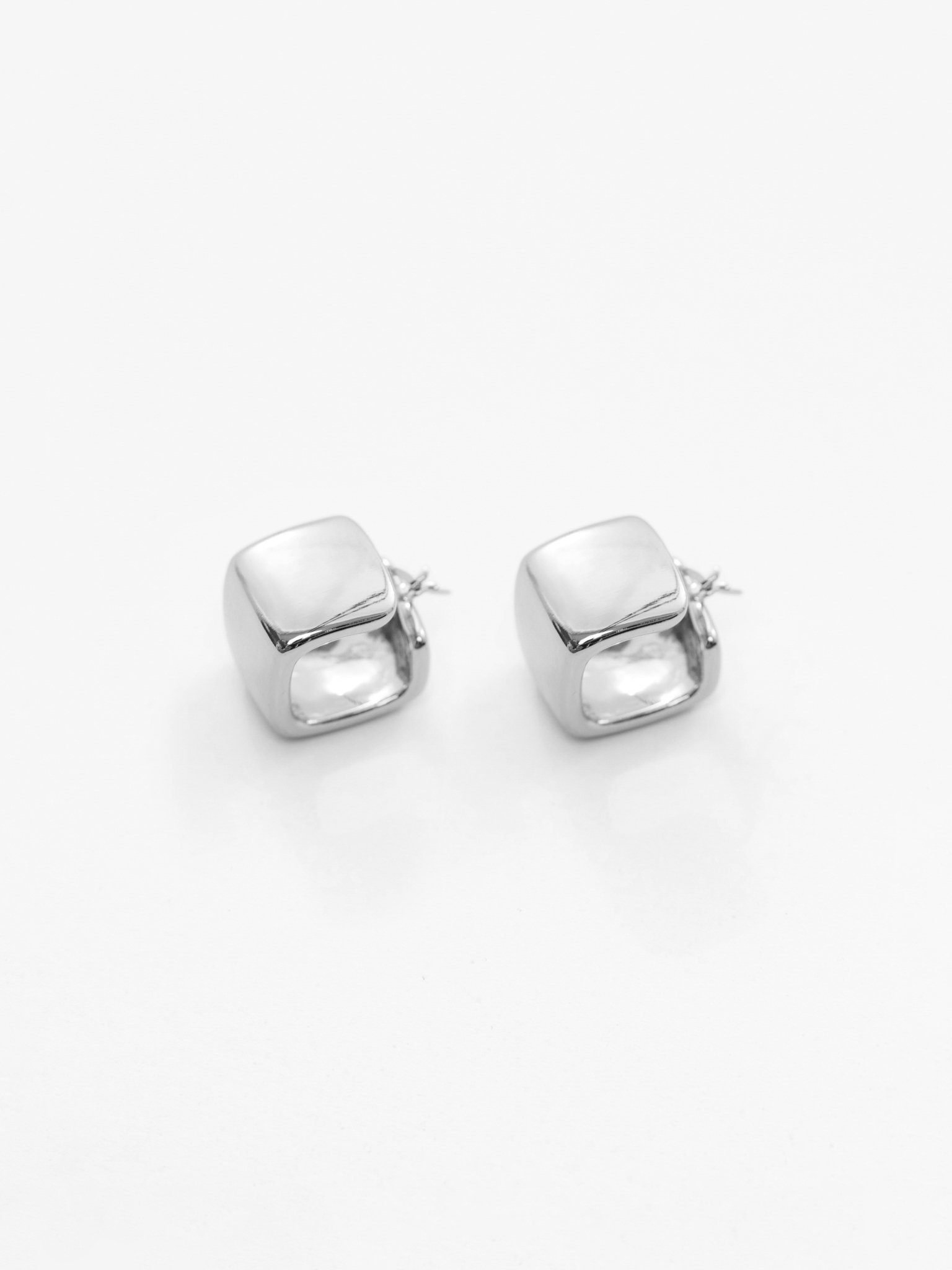 Square-shaped earrings in smooth metal