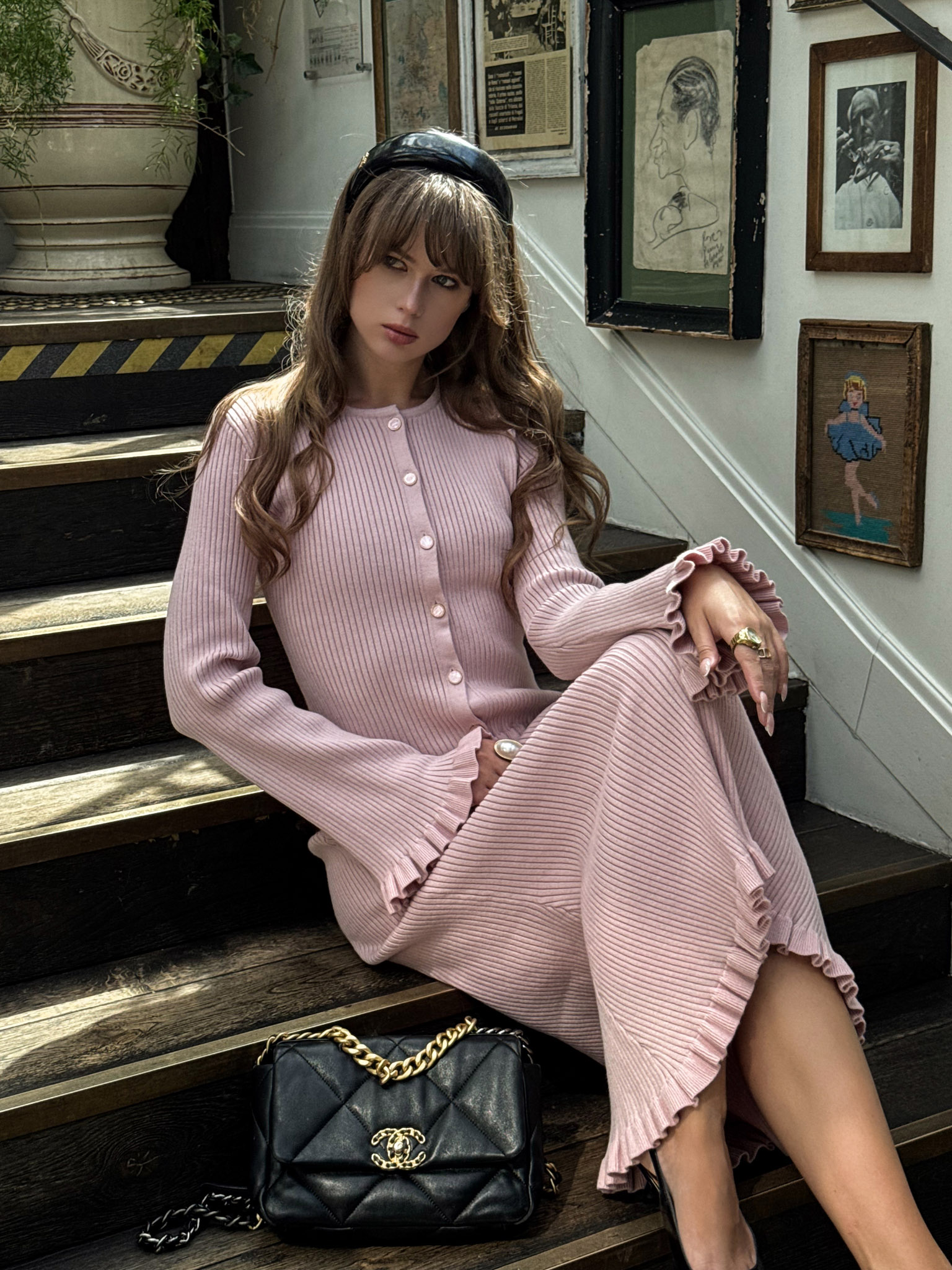 Трикотажная юбка миди в рубчик с оборками