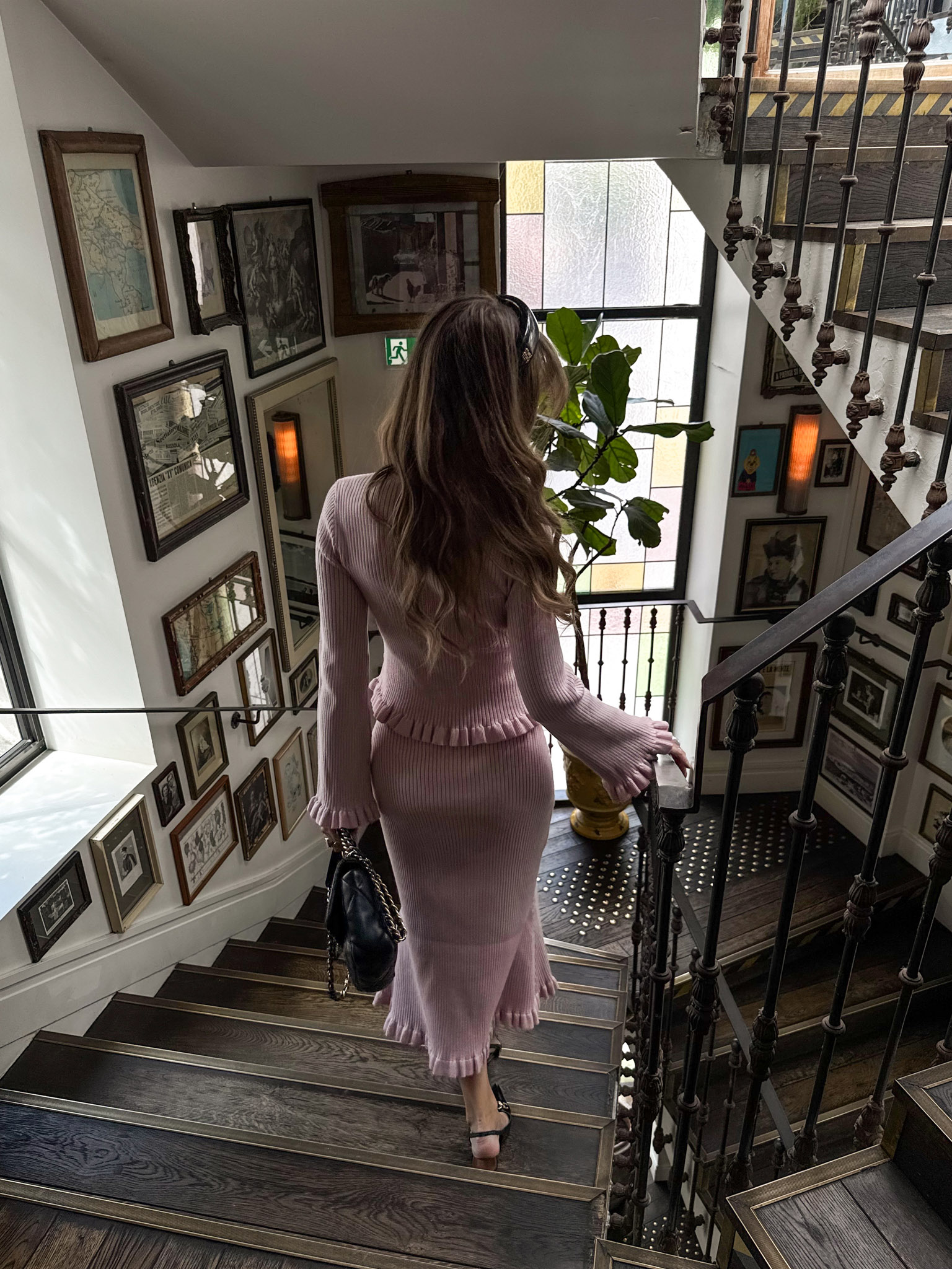 Трикотажная юбка миди в рубчик с оборками