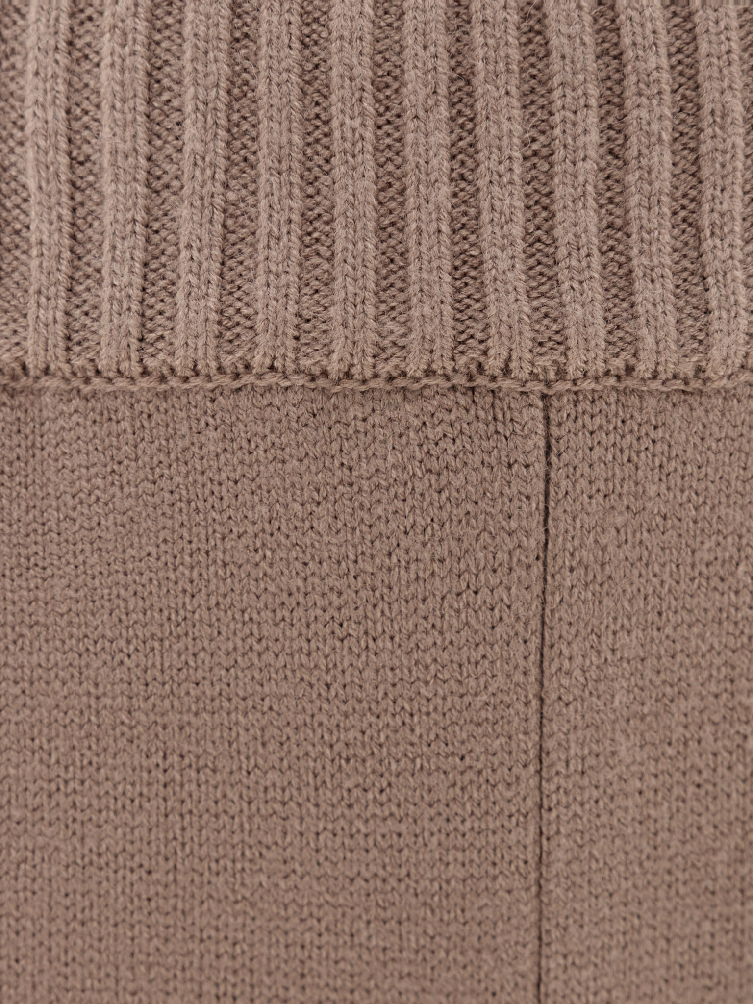 Loose-fitting smooth knitted trousers