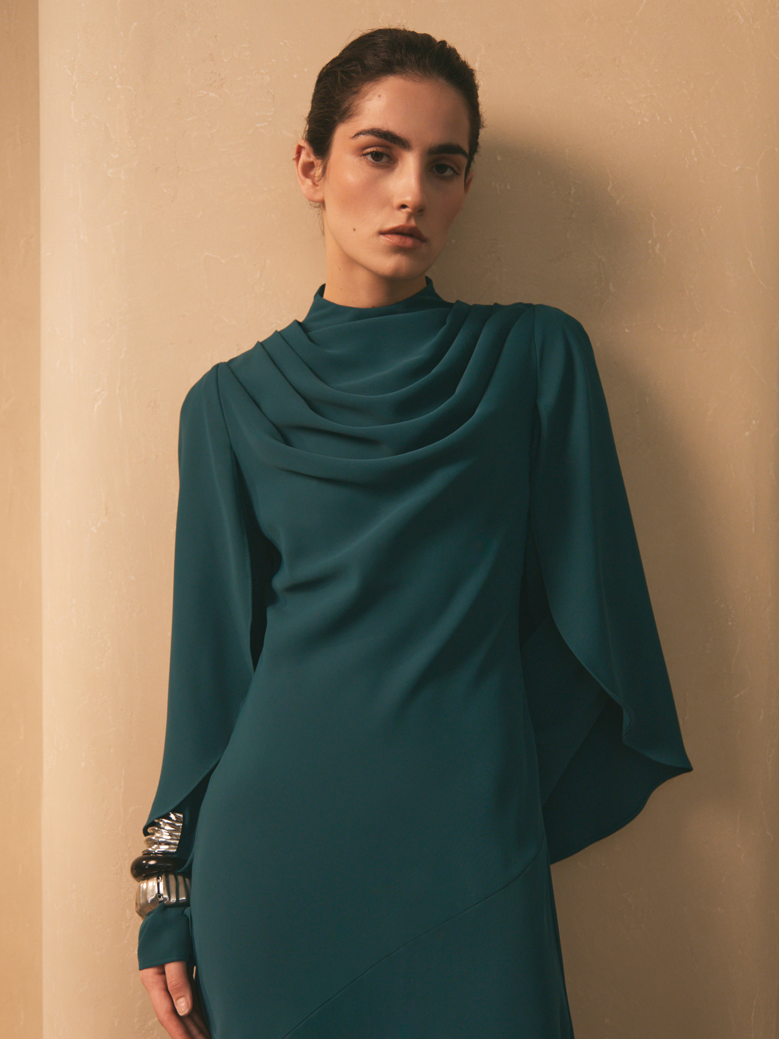 Платье макси с высоким воротником и драпировкой на лифе