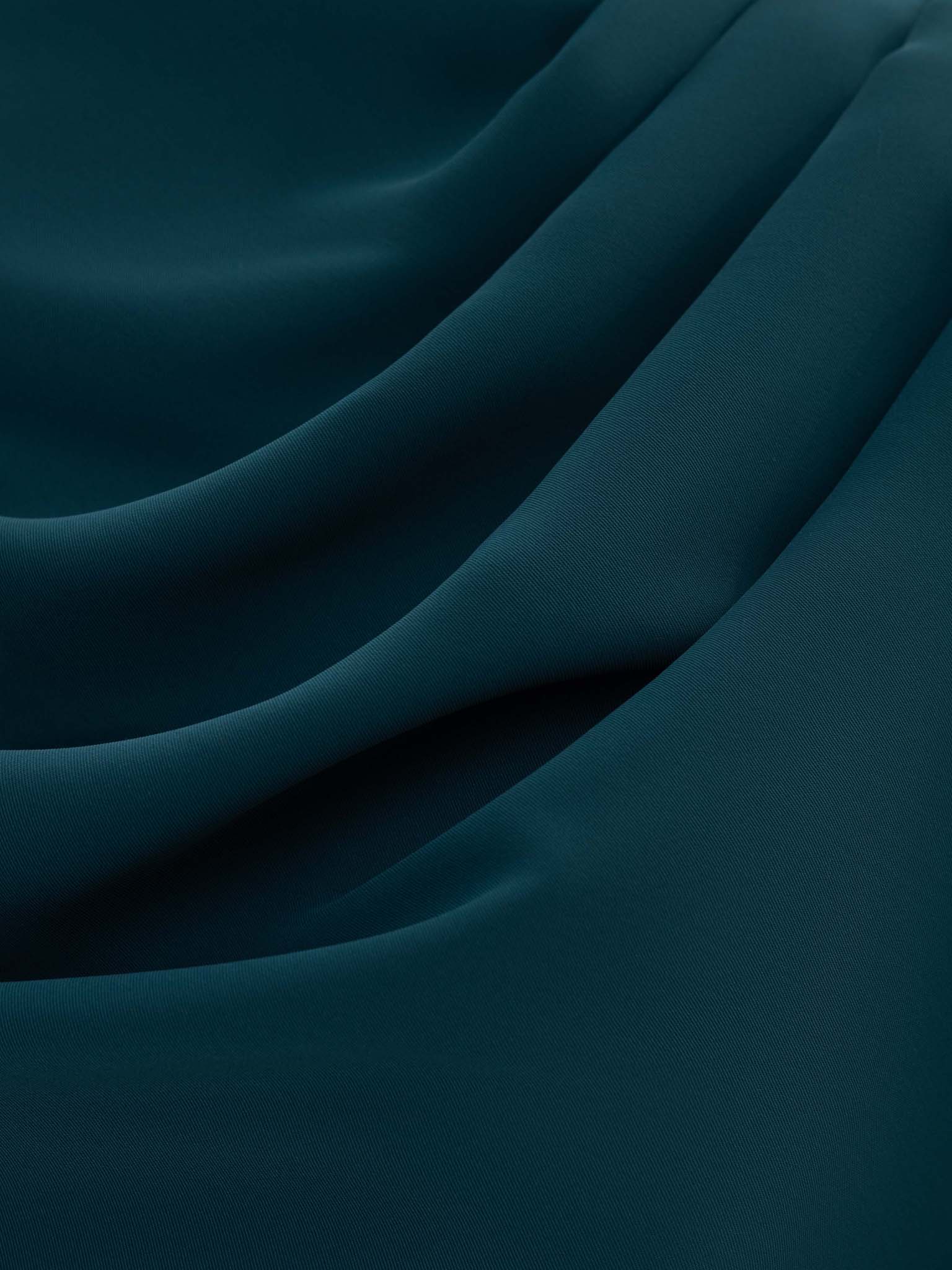 Платье макси с высоким воротником и драпировкой на лифе