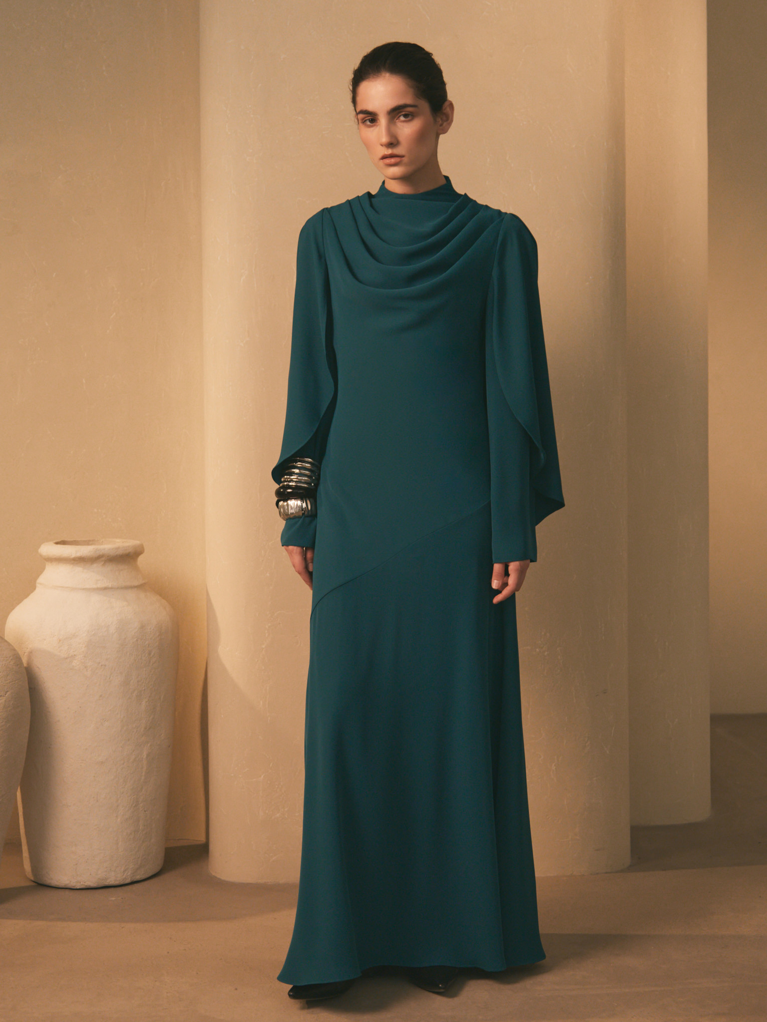 Платье макси с высоким воротником и драпировкой на лифе