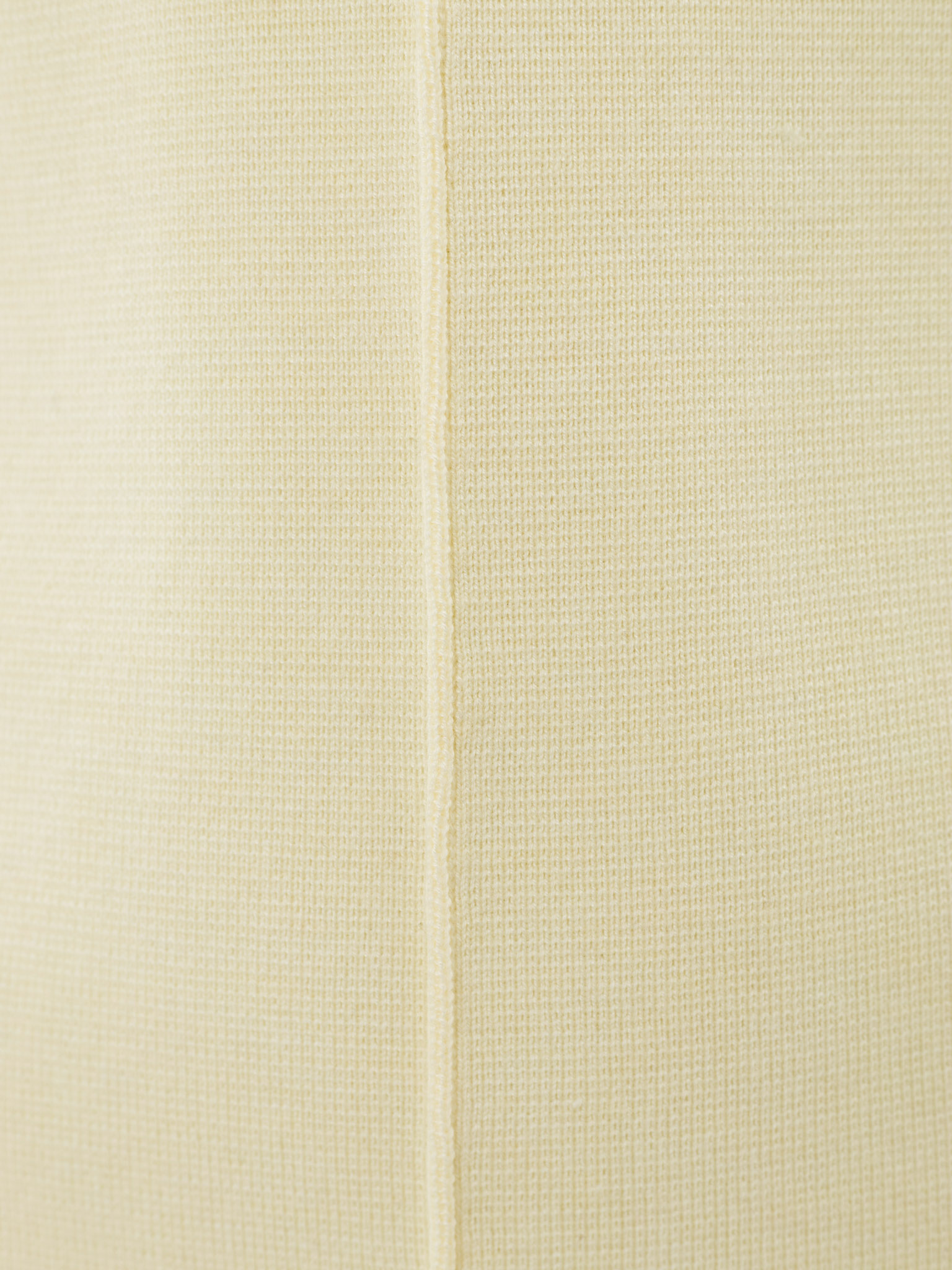 Приталенный свитер с декоративным швом по центру