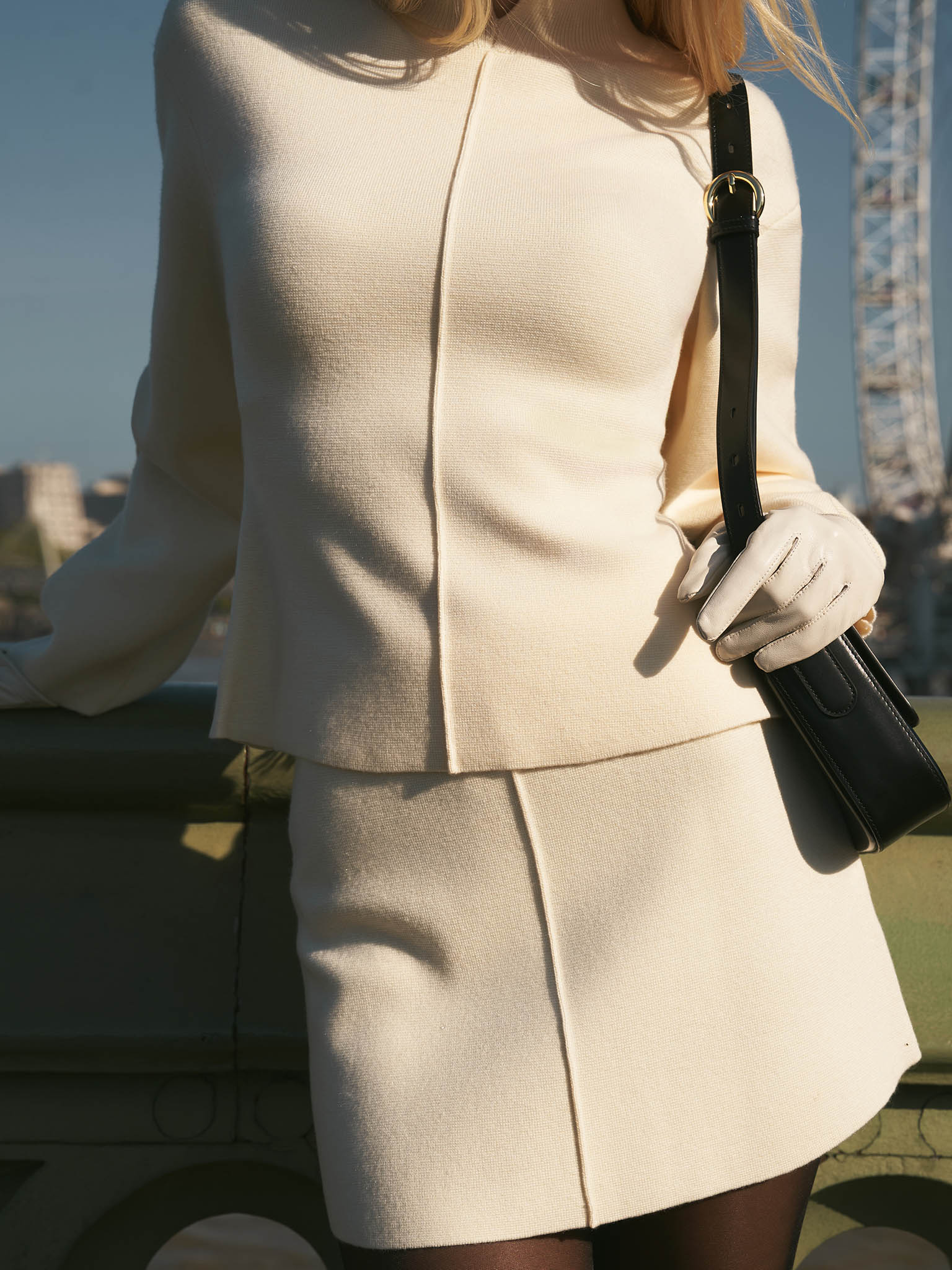 Приталенный свитер с декоративным швом по центру