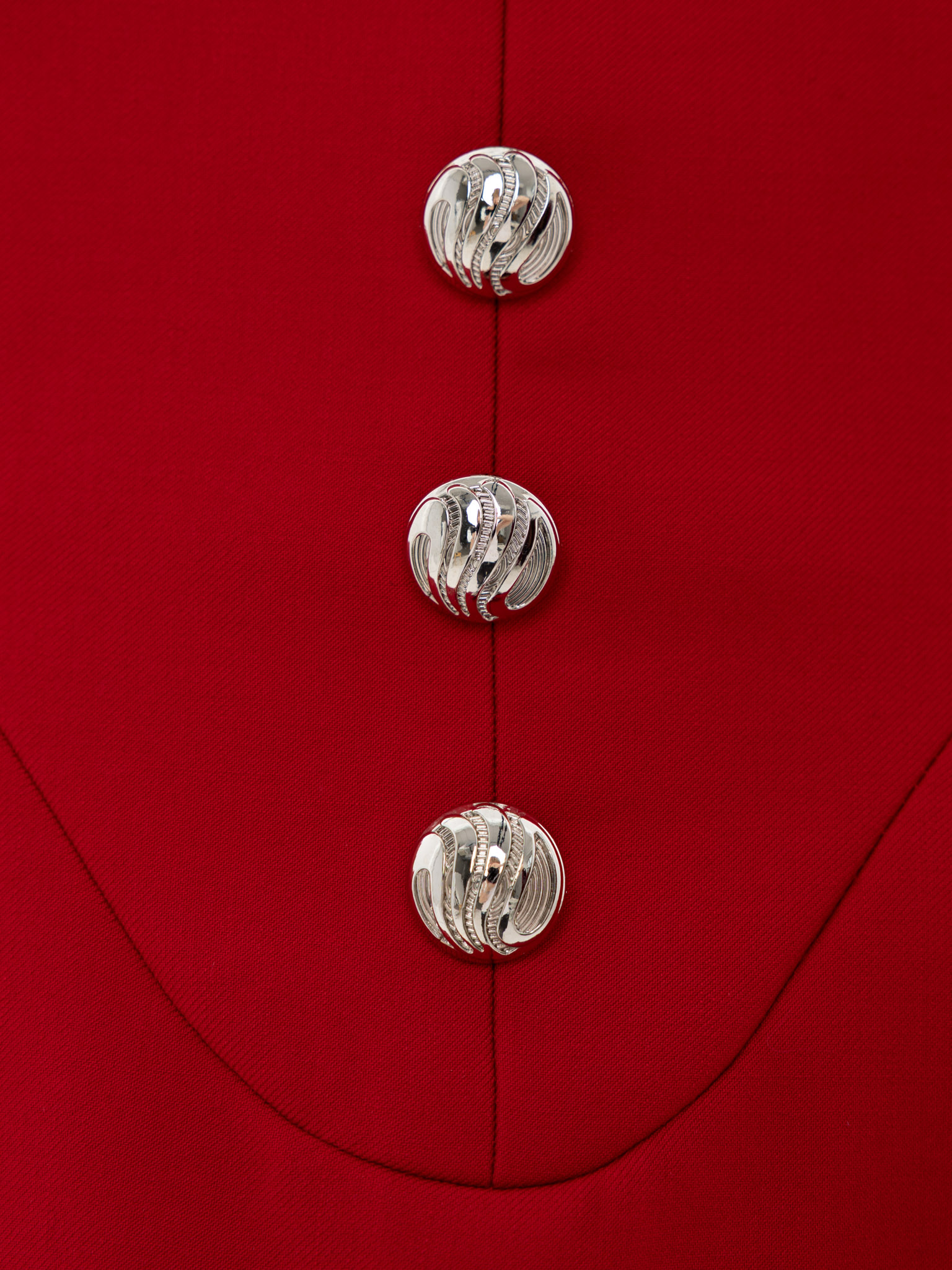 Платье мини с фигурным вырезом на груди и крупными пуговицами