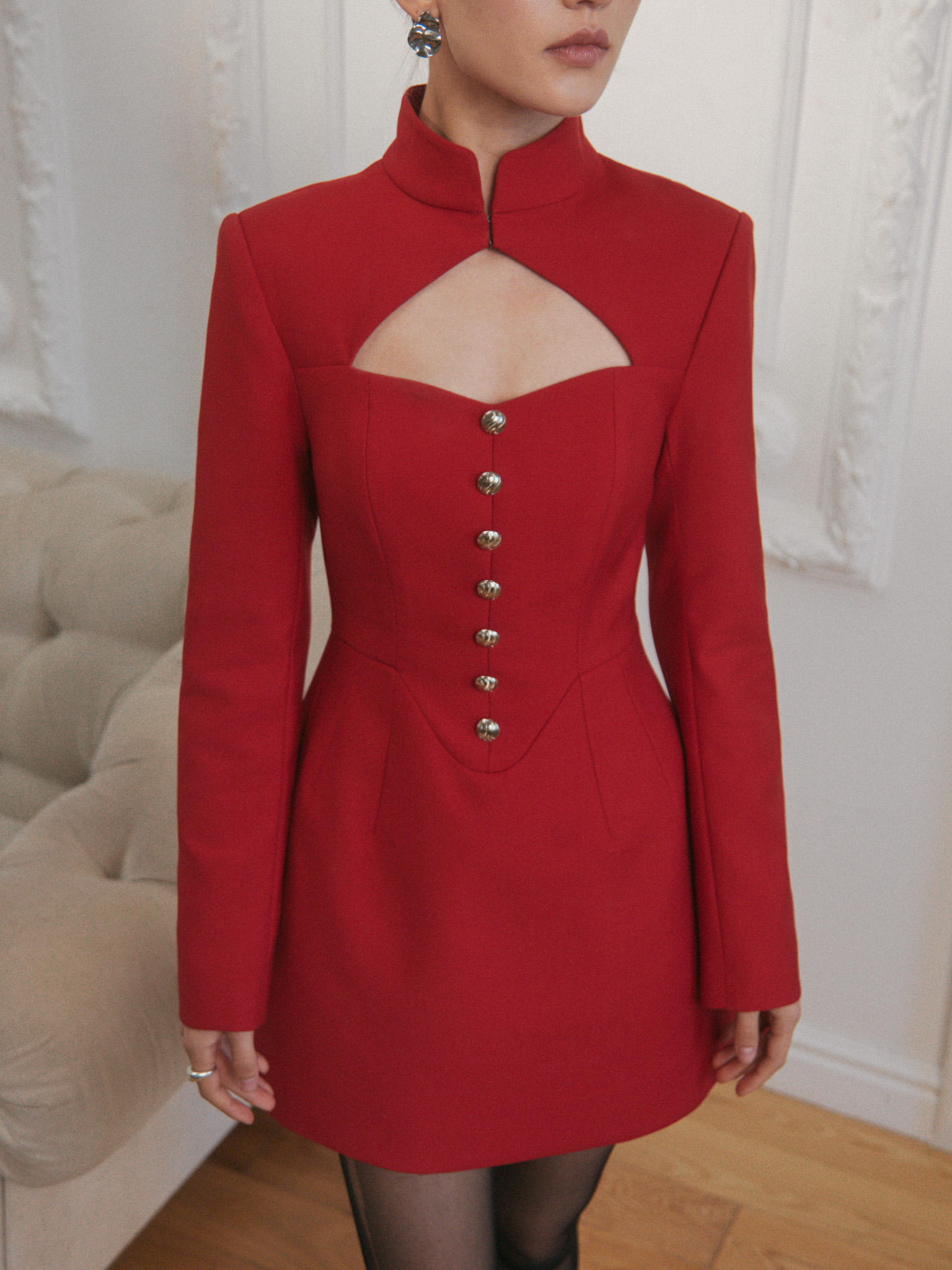 Платье мини с фигурным вырезом на груди и крупными пуговицами