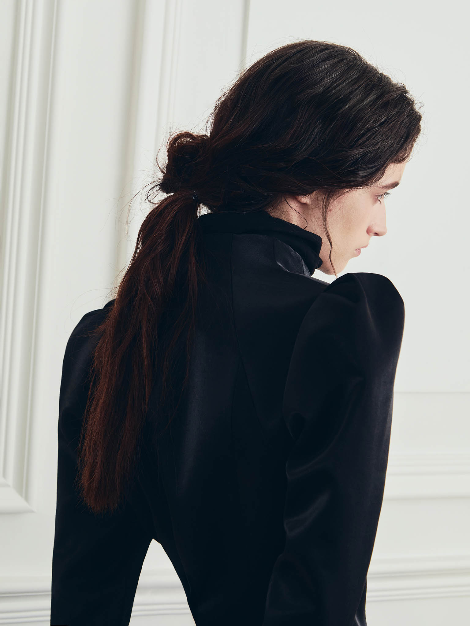 Fitted jacket with voluminous sleeves in smooth fabric