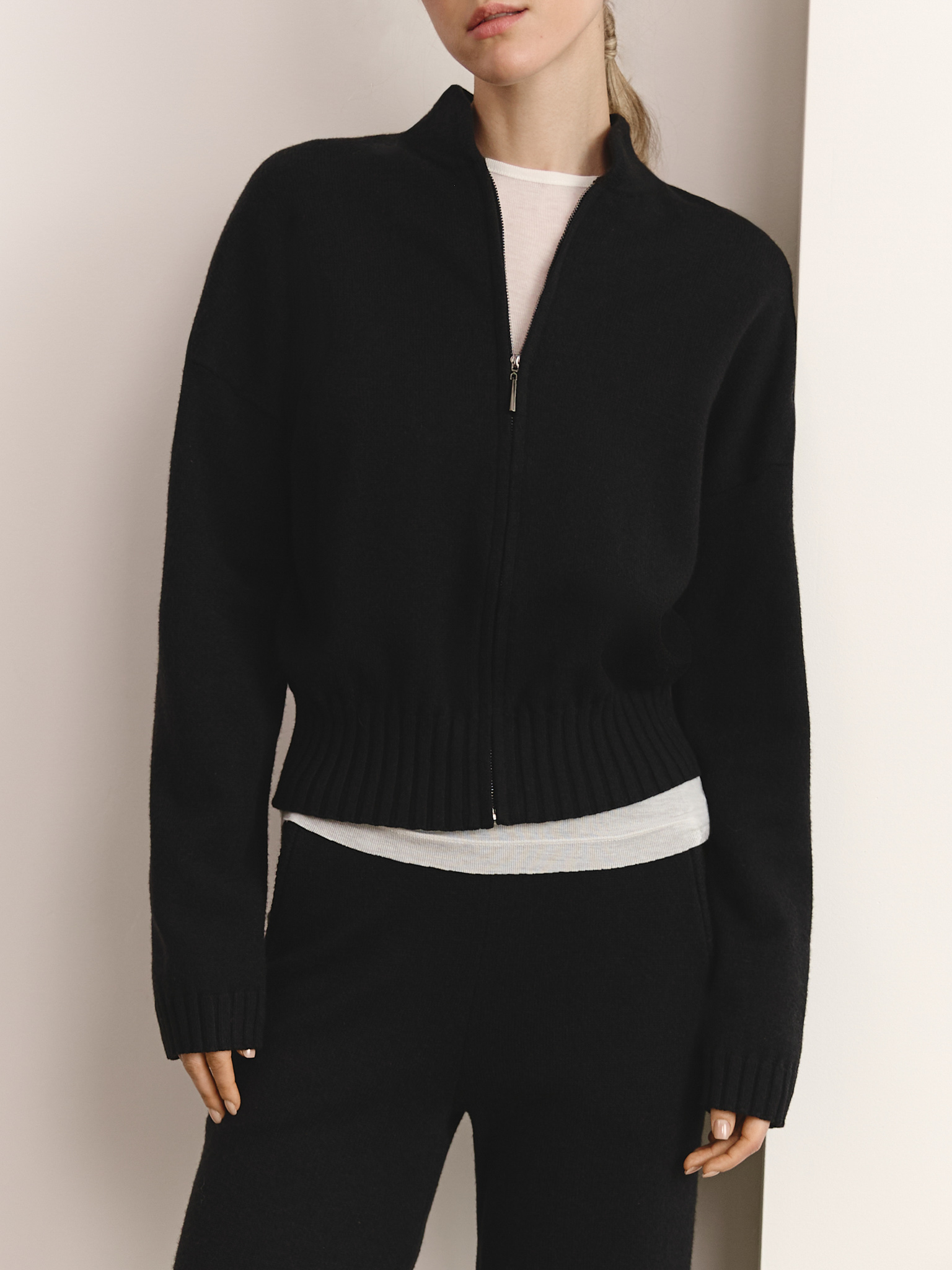 Smooth knitted cardigan with zip fastening