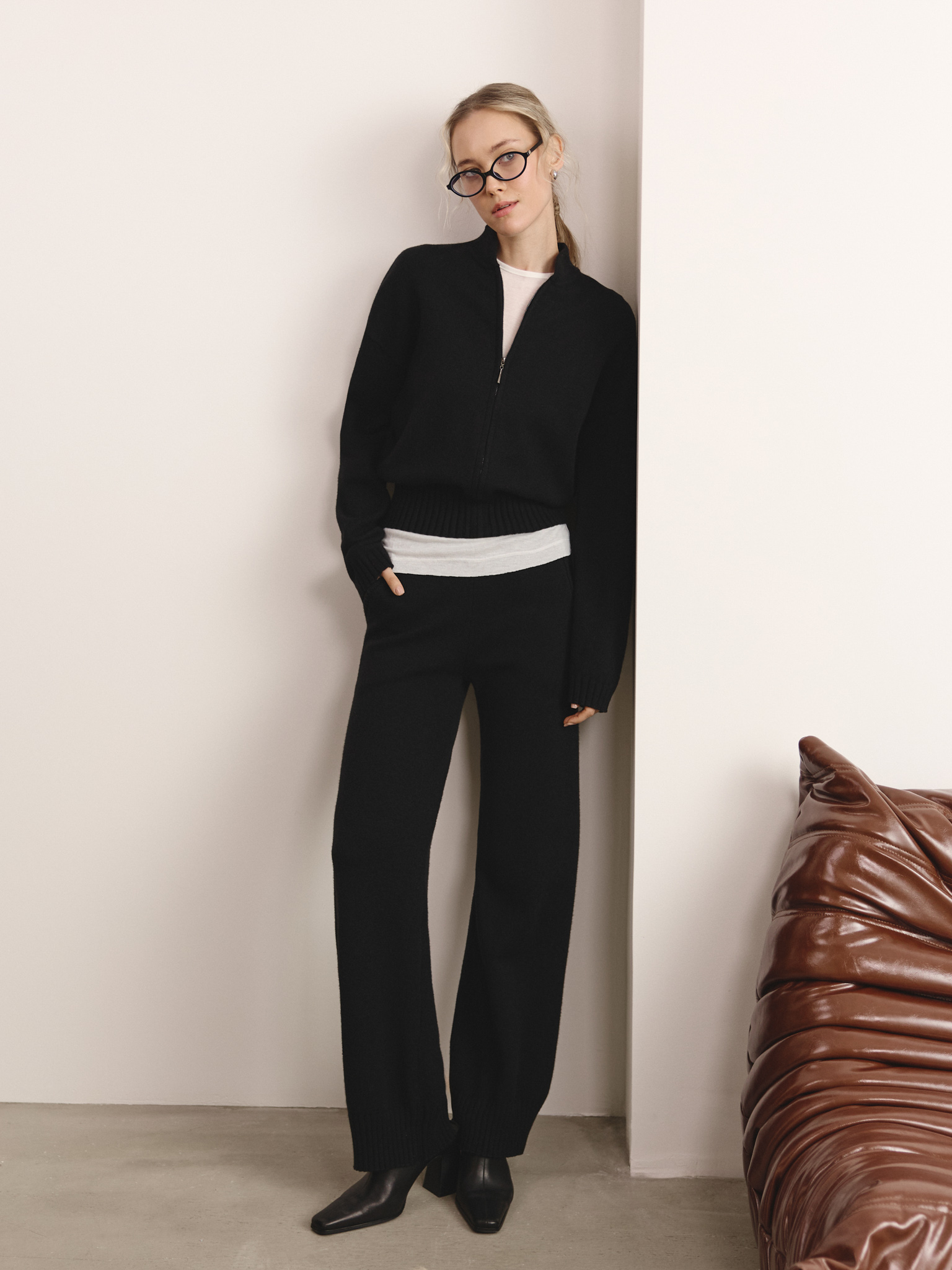 Smooth knitted cardigan with zip fastening