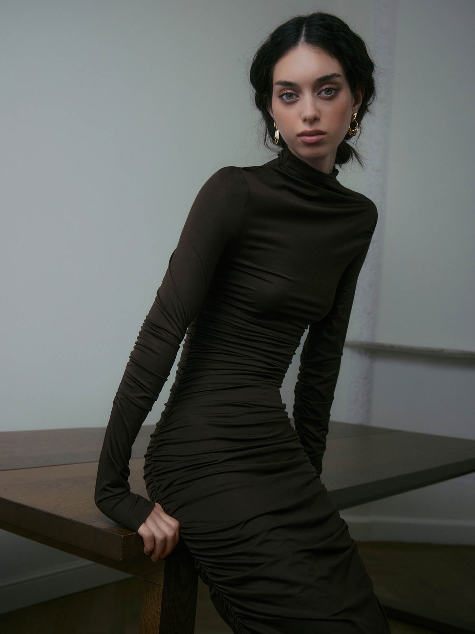 Трикотажное платье миди с асимметричной юбкой