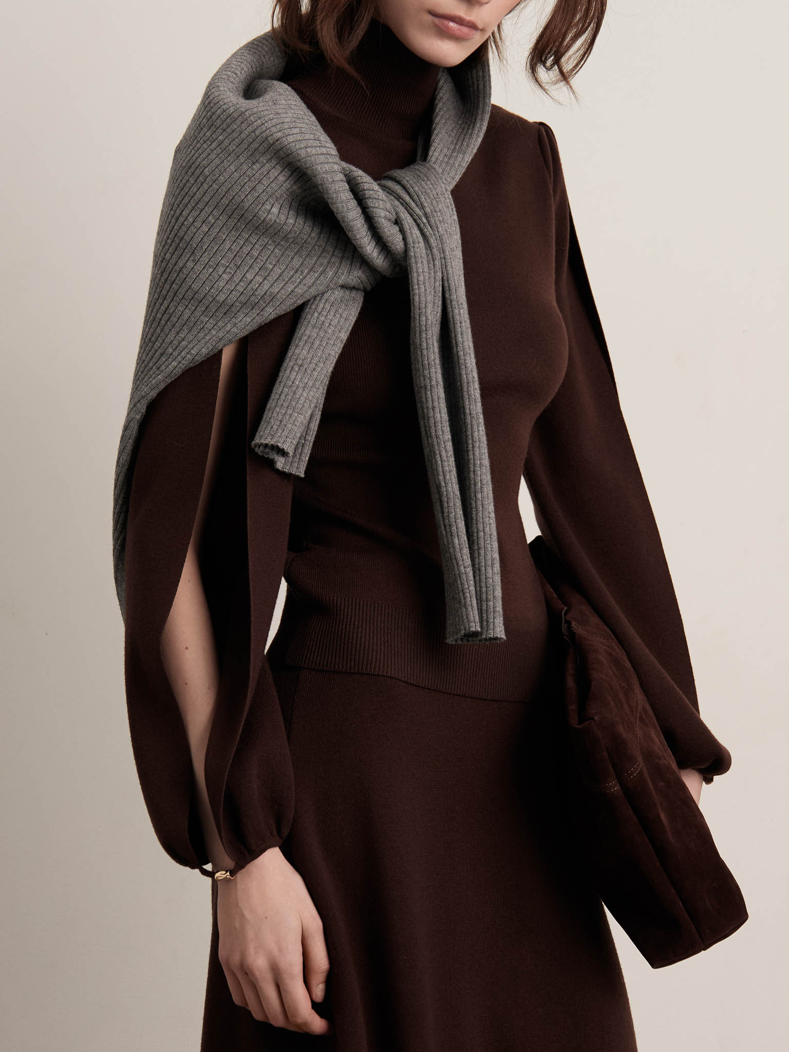 Свитер из гладкого трикотажа с разрезами на рукавах