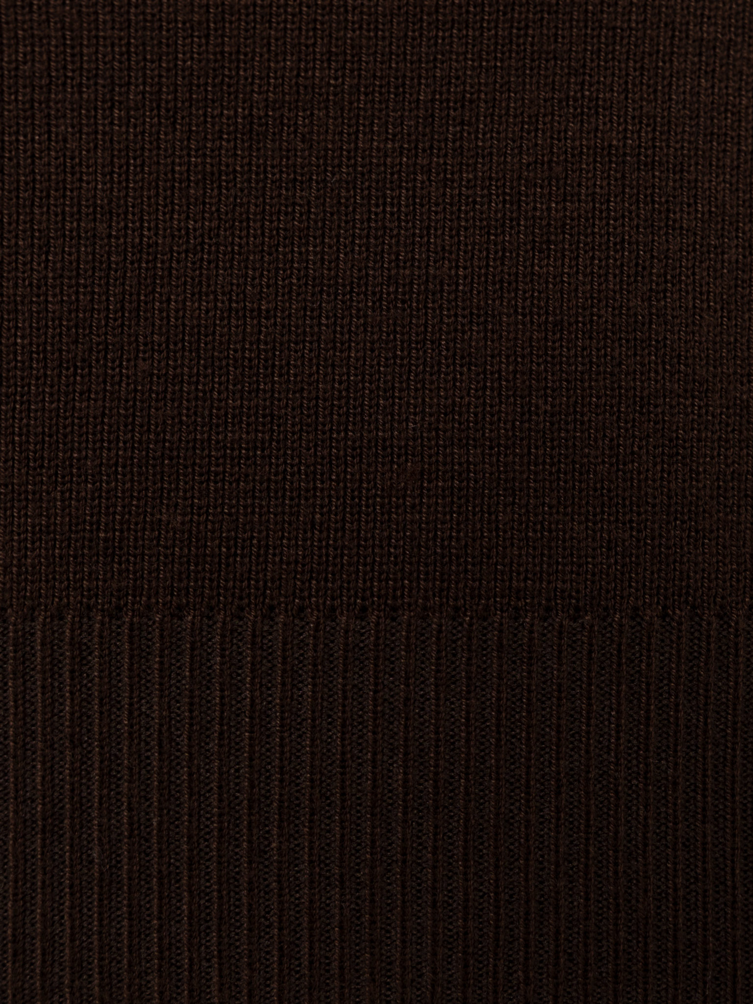 Свитер из гладкого трикотажа с разрезами на рукавах