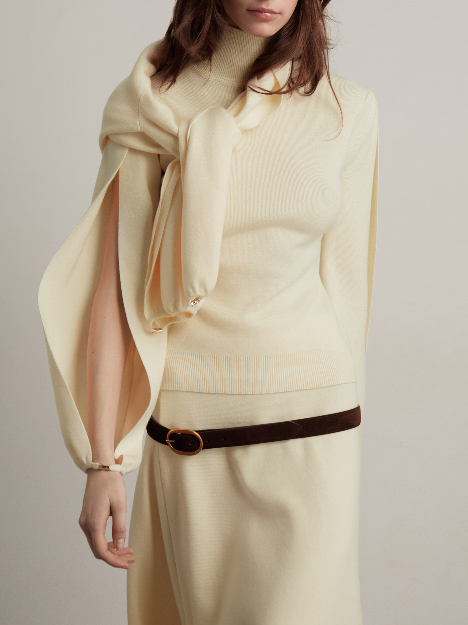 Свитер из гладкого трикотажа с разрезами на рукавах