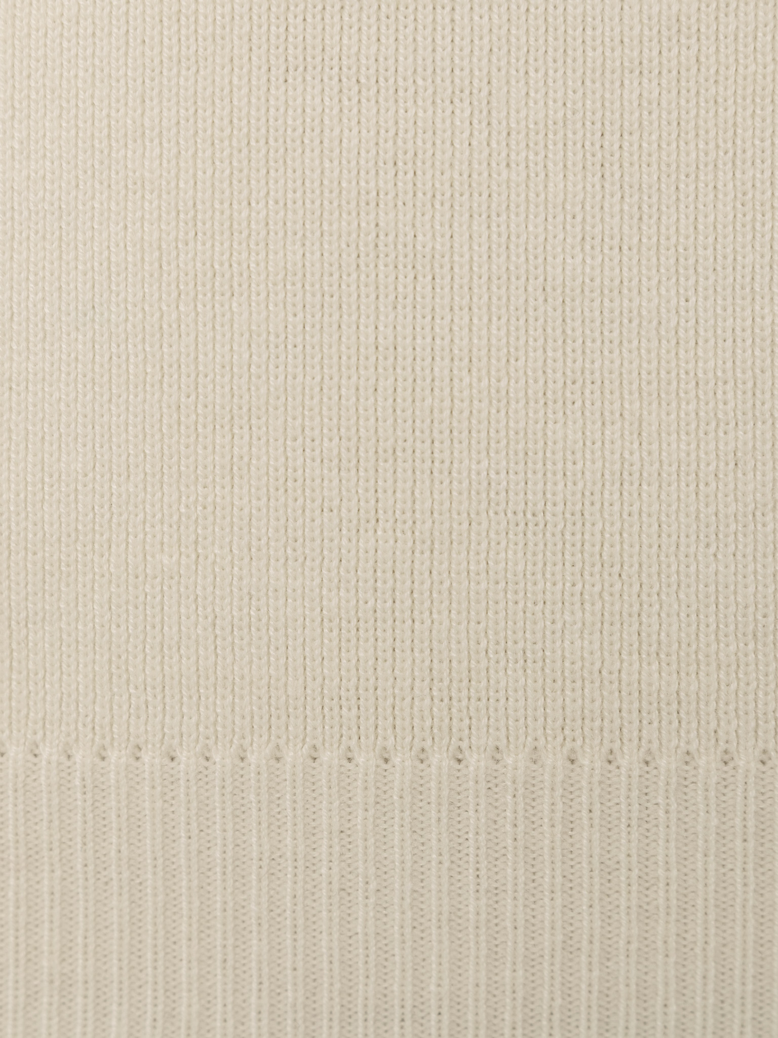 Свитер из гладкого трикотажа с разрезами на рукавах