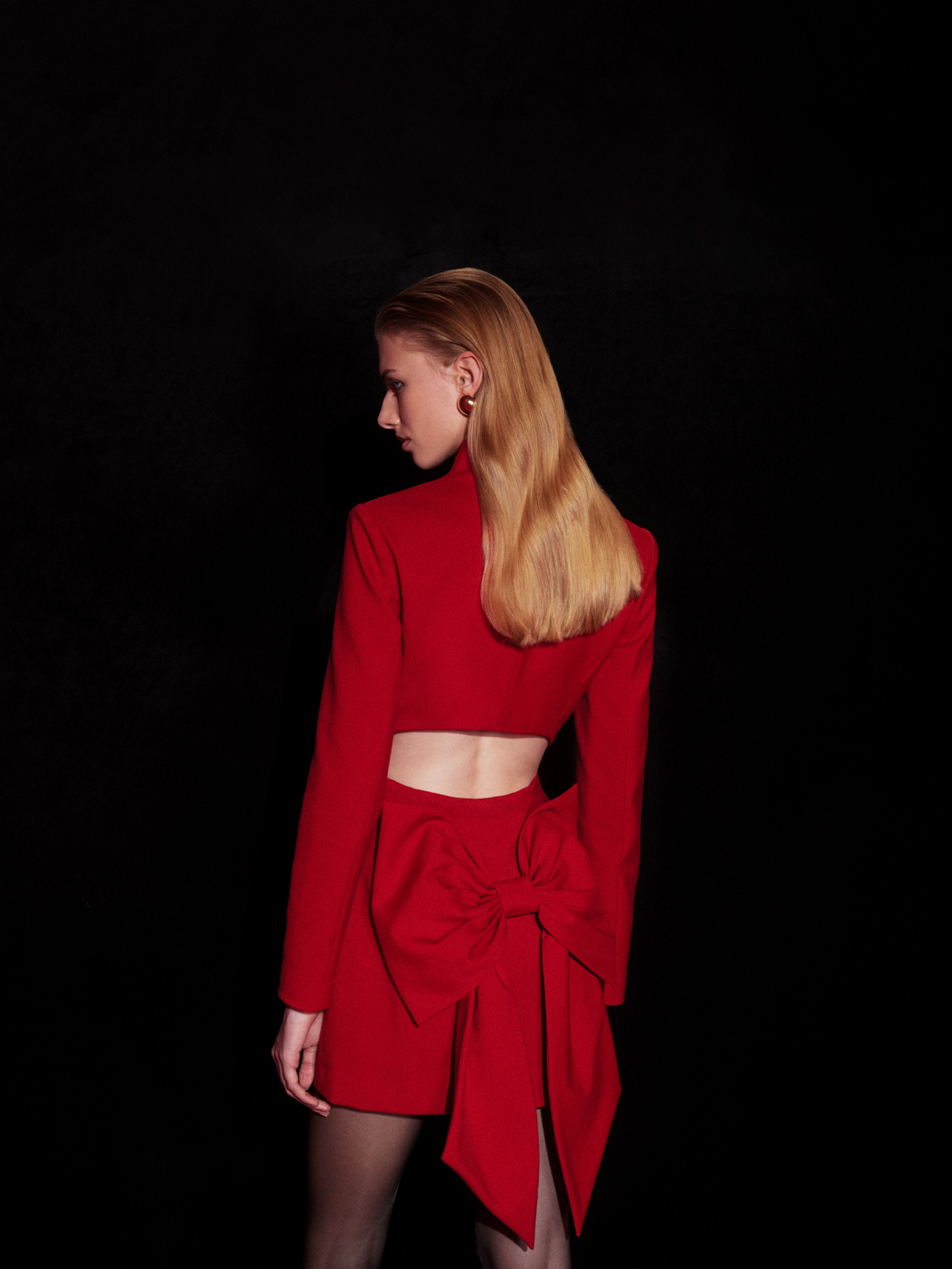 Платье мини приталенного силуэта с пышным бантом на спинке