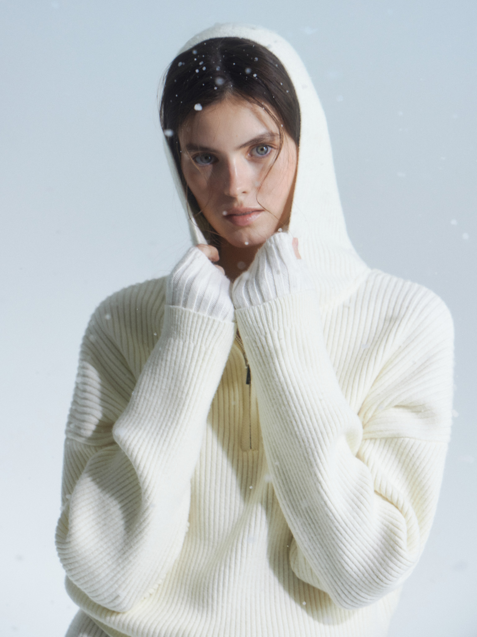 Свободный вязаный джемпер в рубчик с капюшоном