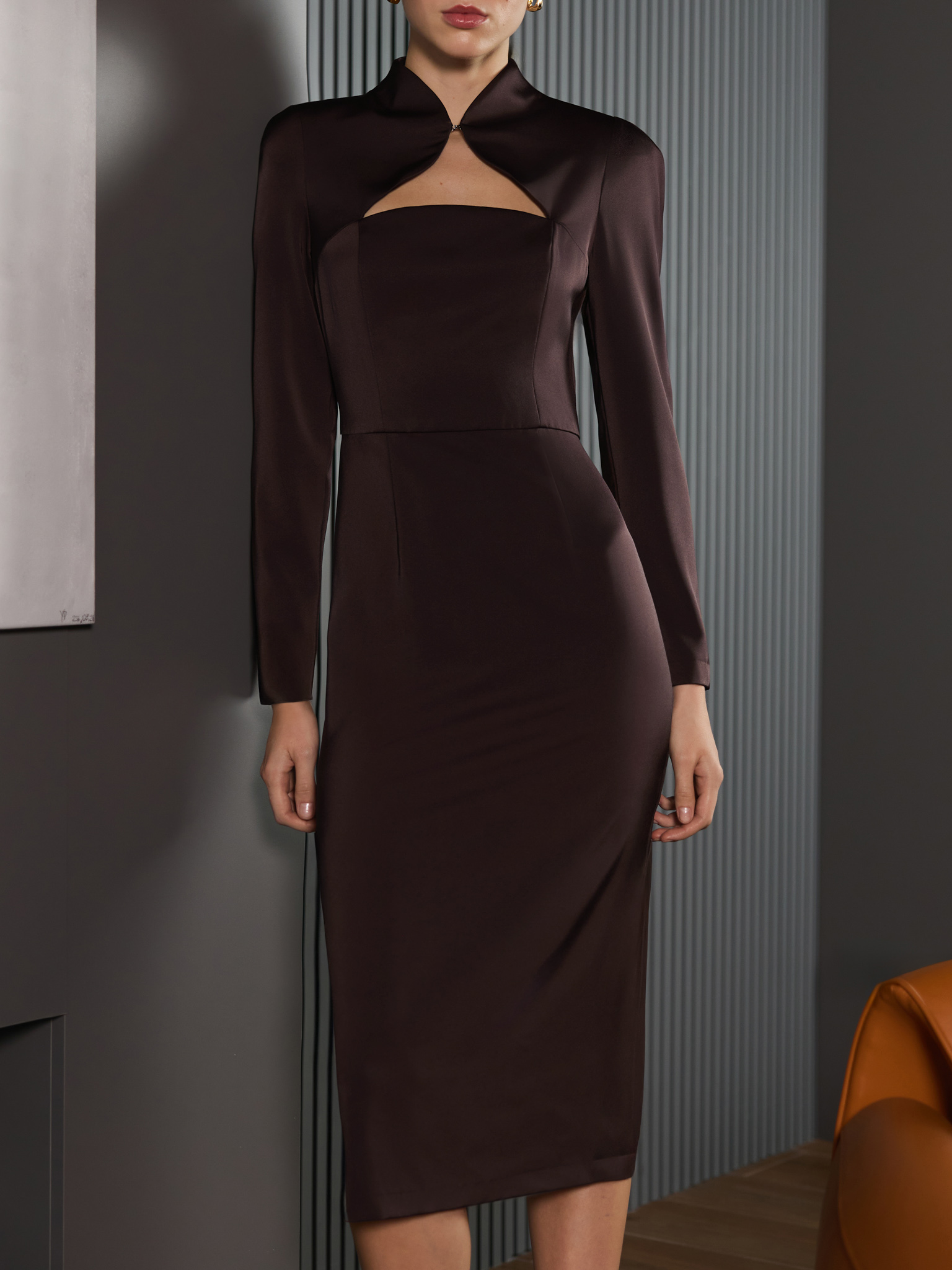Fitted midi dress with a cut-out