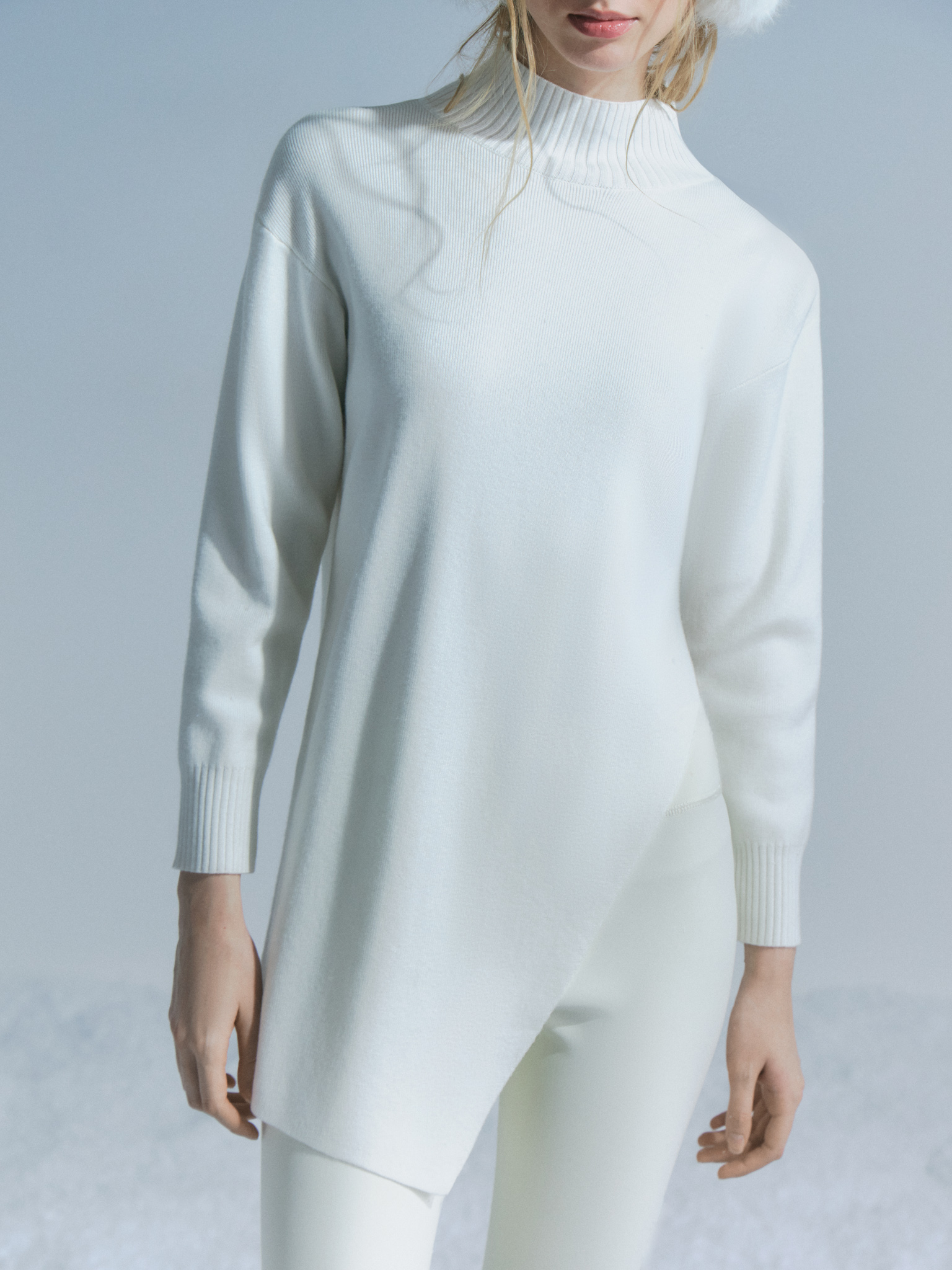 Smooth-knit jumper with asymmetrical hem