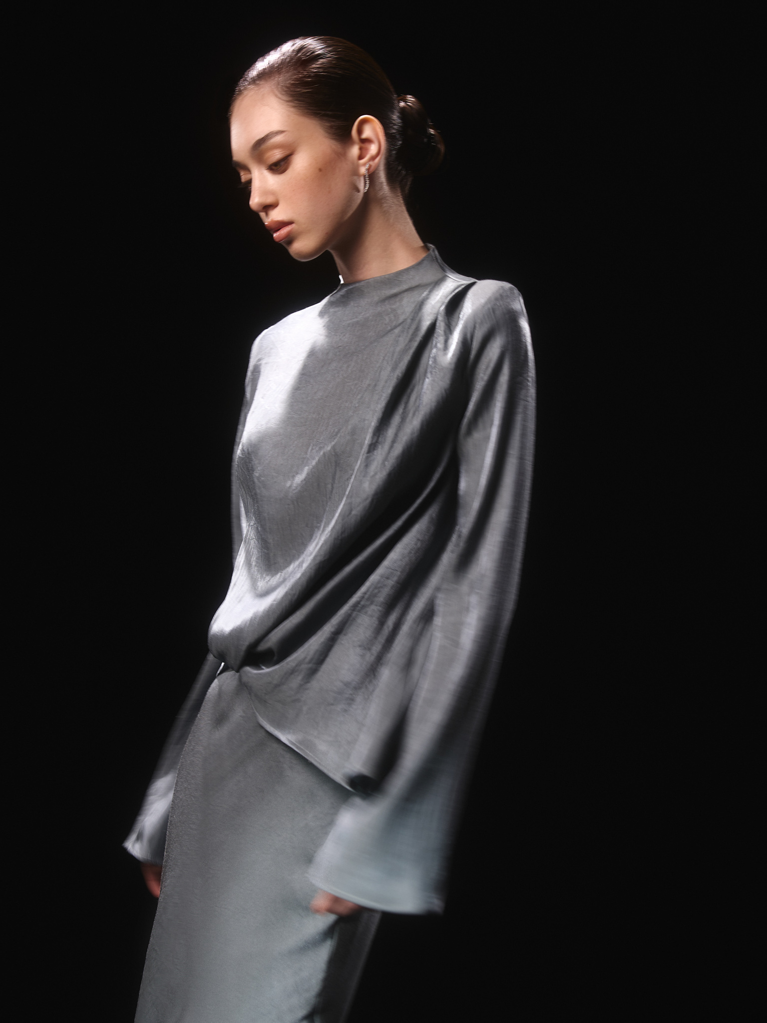 Блуза асимметричного кроя из сияющей ткани