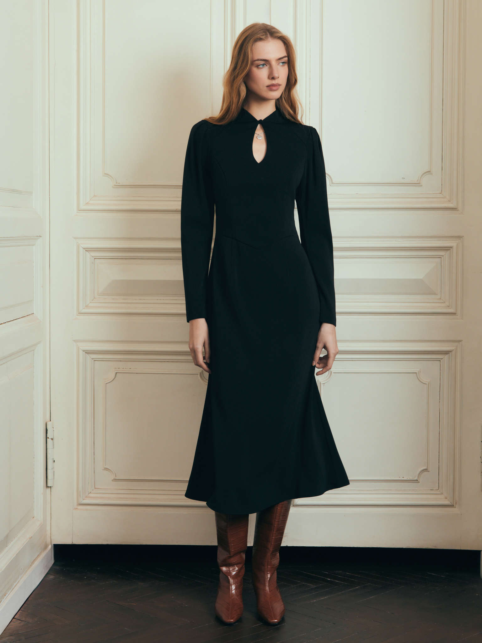 Приталенное платье миди с каплевидным вырезом и длинными рукавами