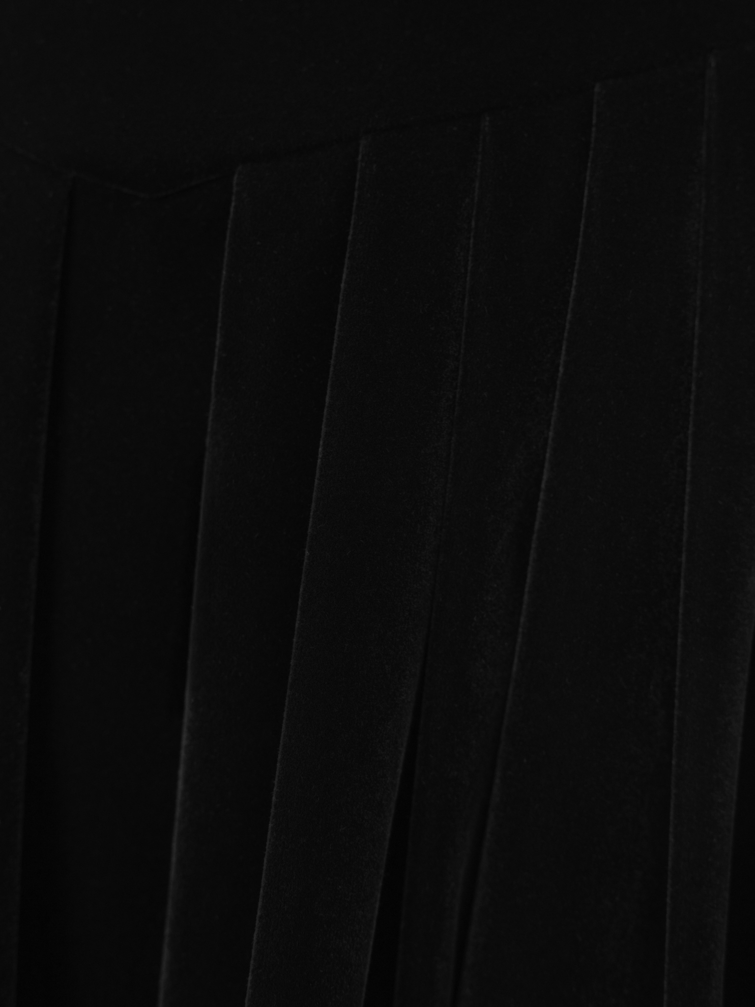 Бархатное платье мини с декором на воротнике