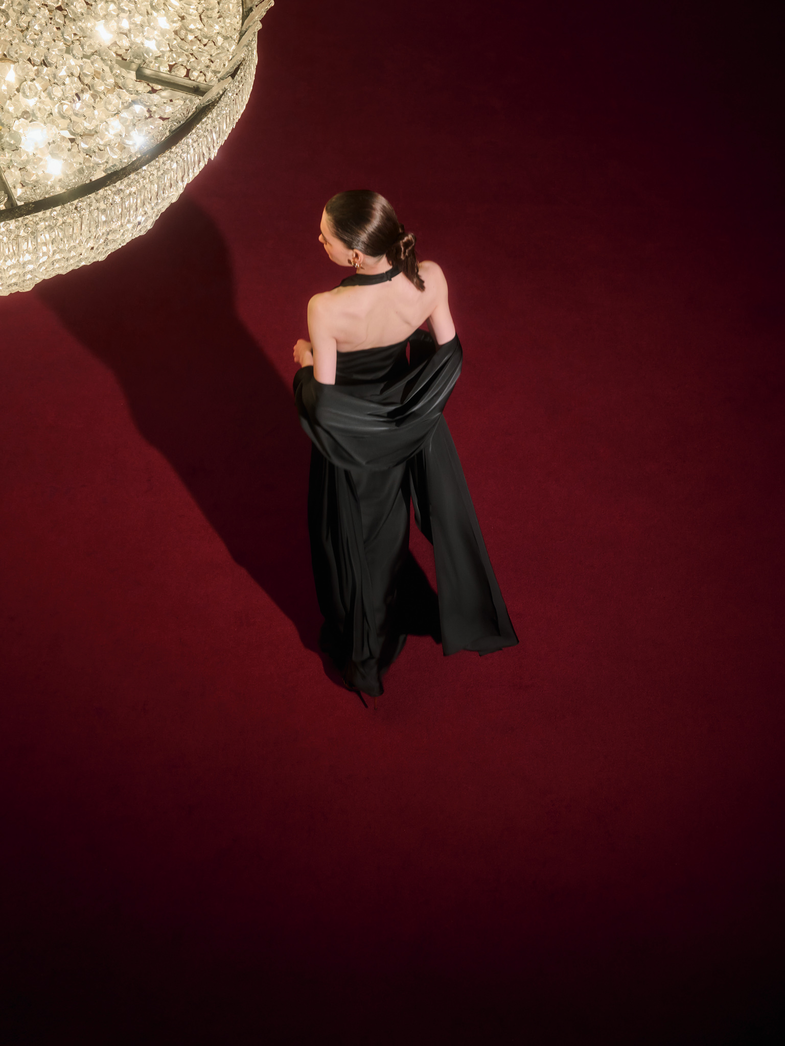 Sukienka maxi z satyny z drapowanym gorsetem