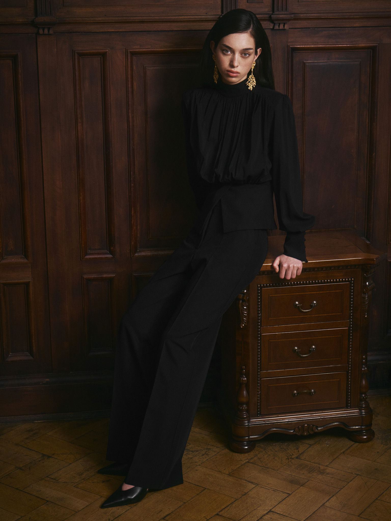 Loose-fitting high-waisted trousers