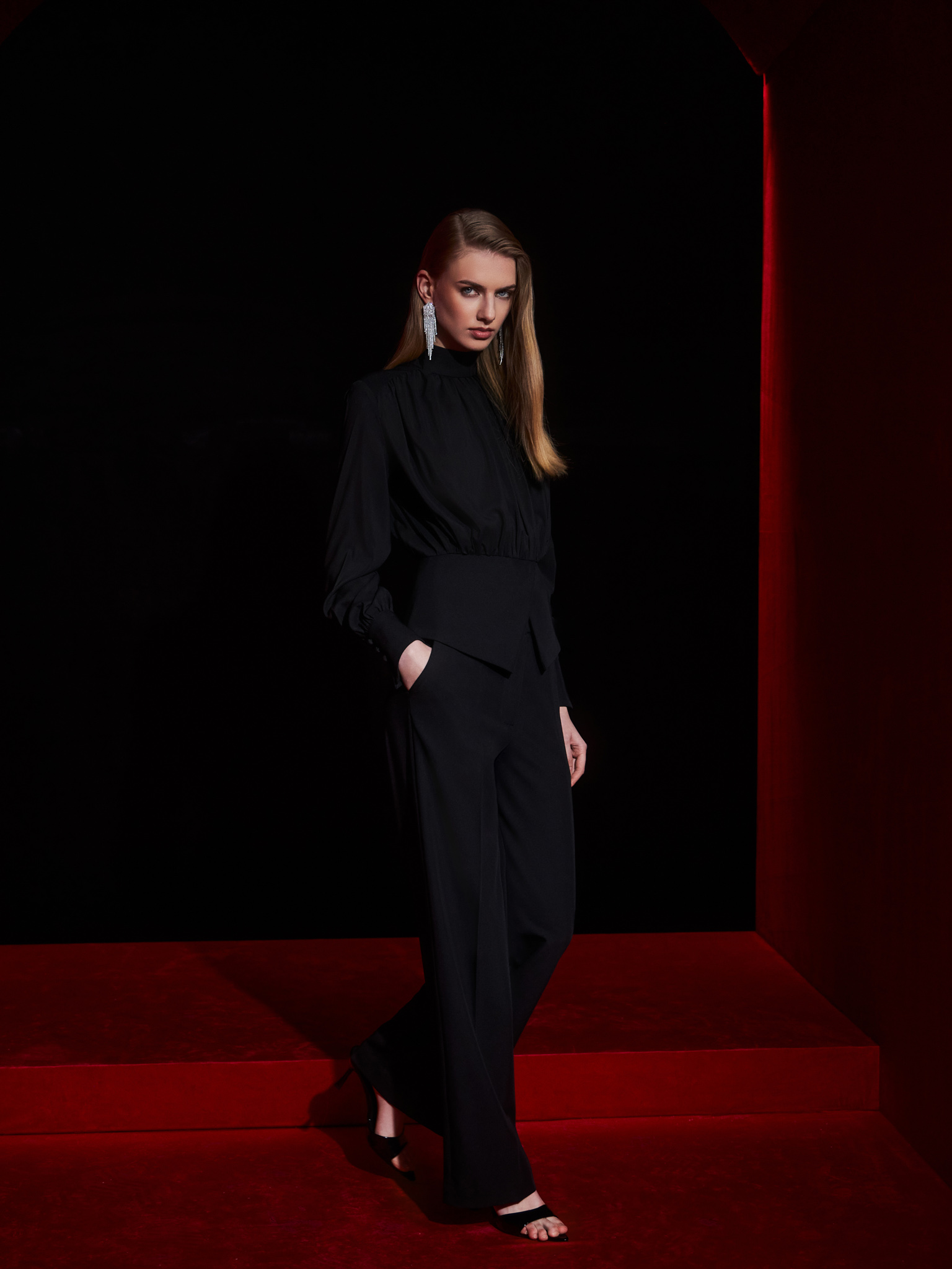 Loose-fitting high-waisted trousers