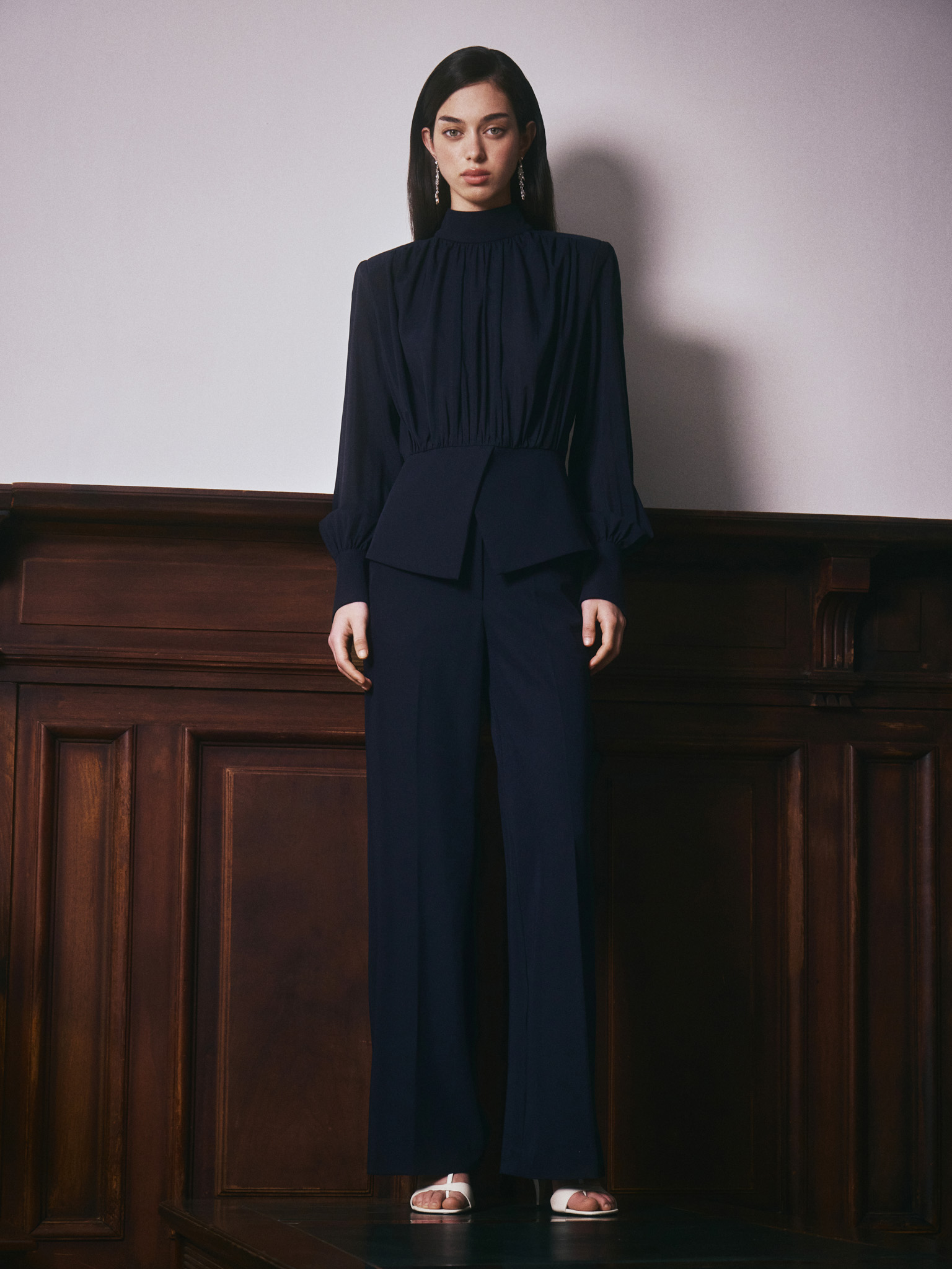Loose-fitting high-waisted trousers