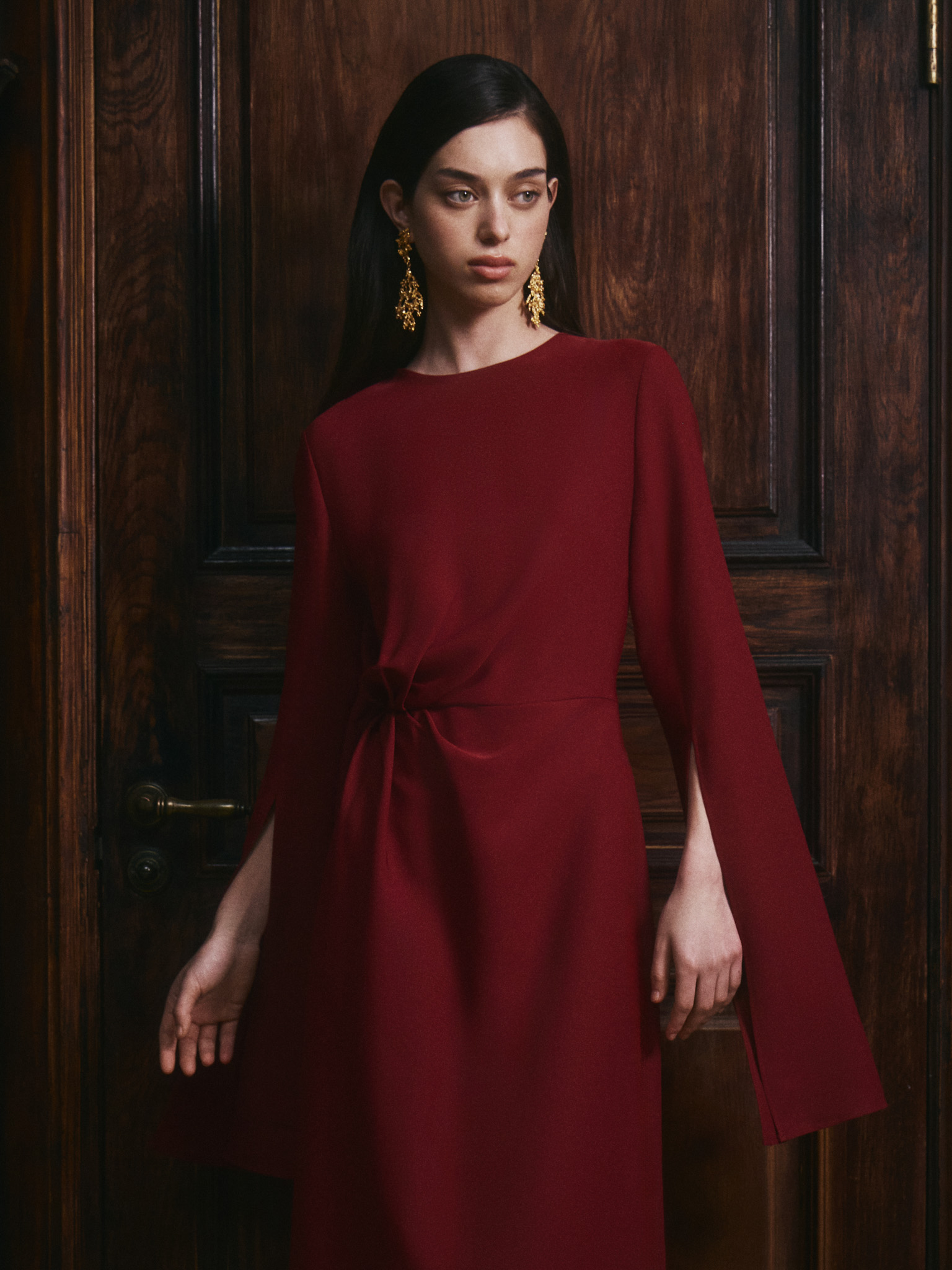 Midi dress with a draped waist and loose sleeves