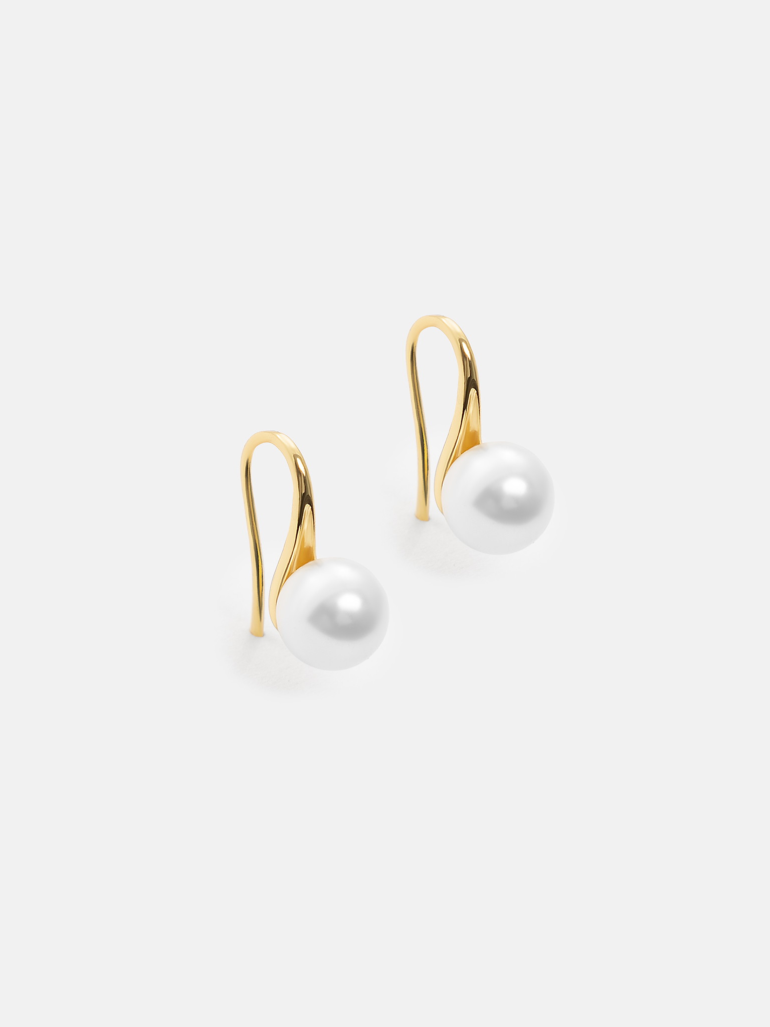 Golden earrings with pearls