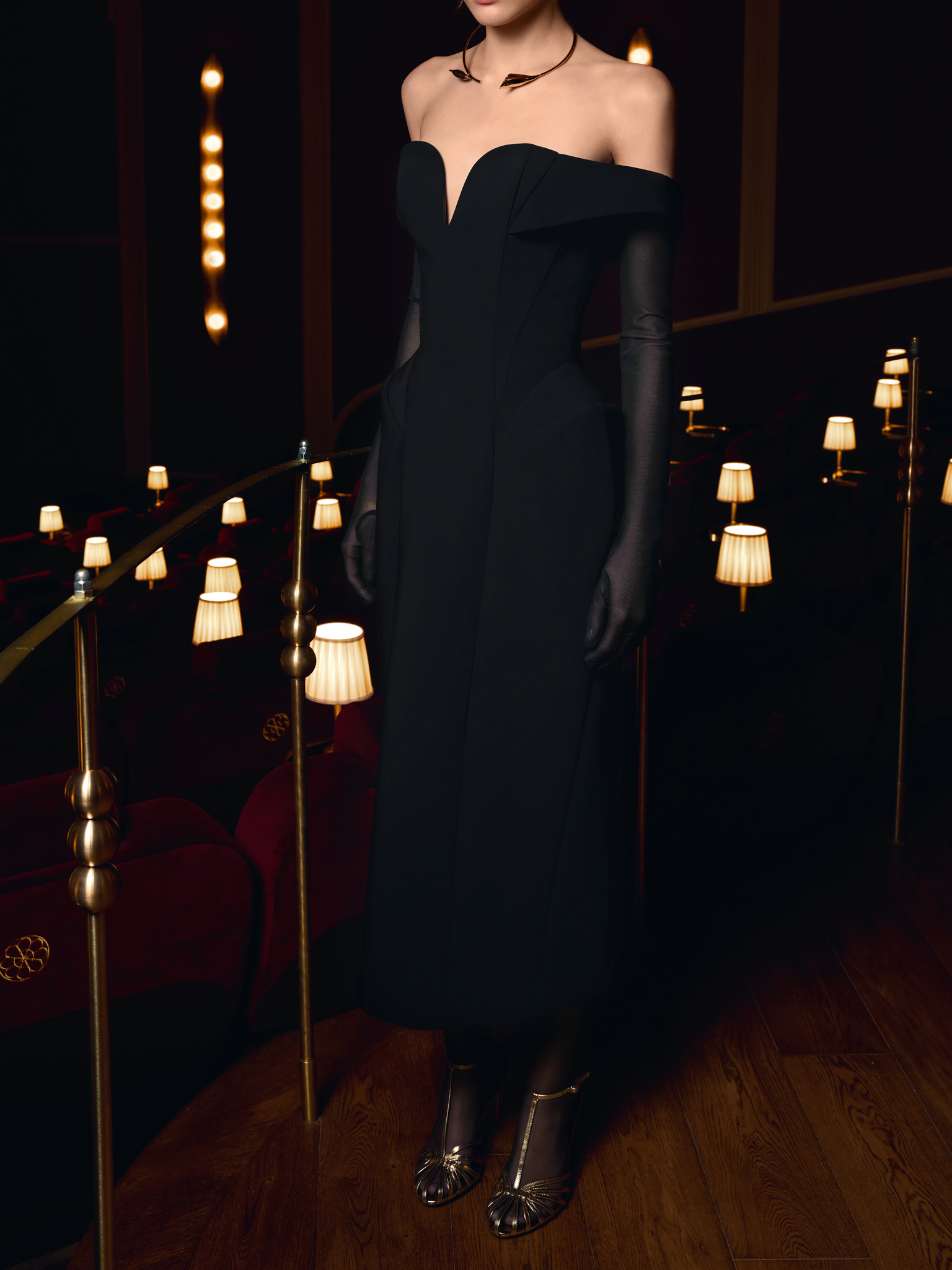 Sophisticated midi dress with open shoulders and voluminous skirt