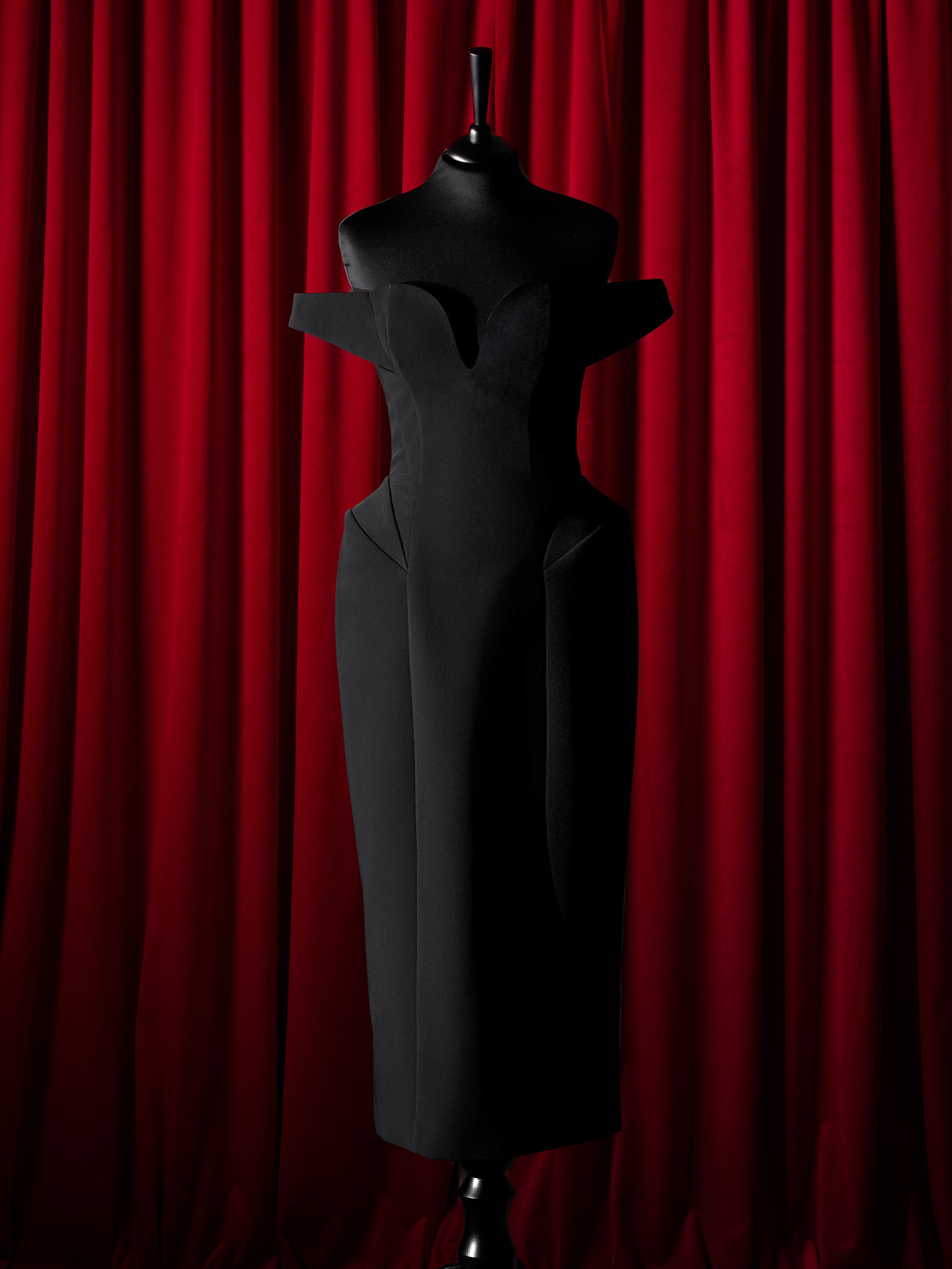 Sophisticated midi dress with open shoulders and voluminous skirt