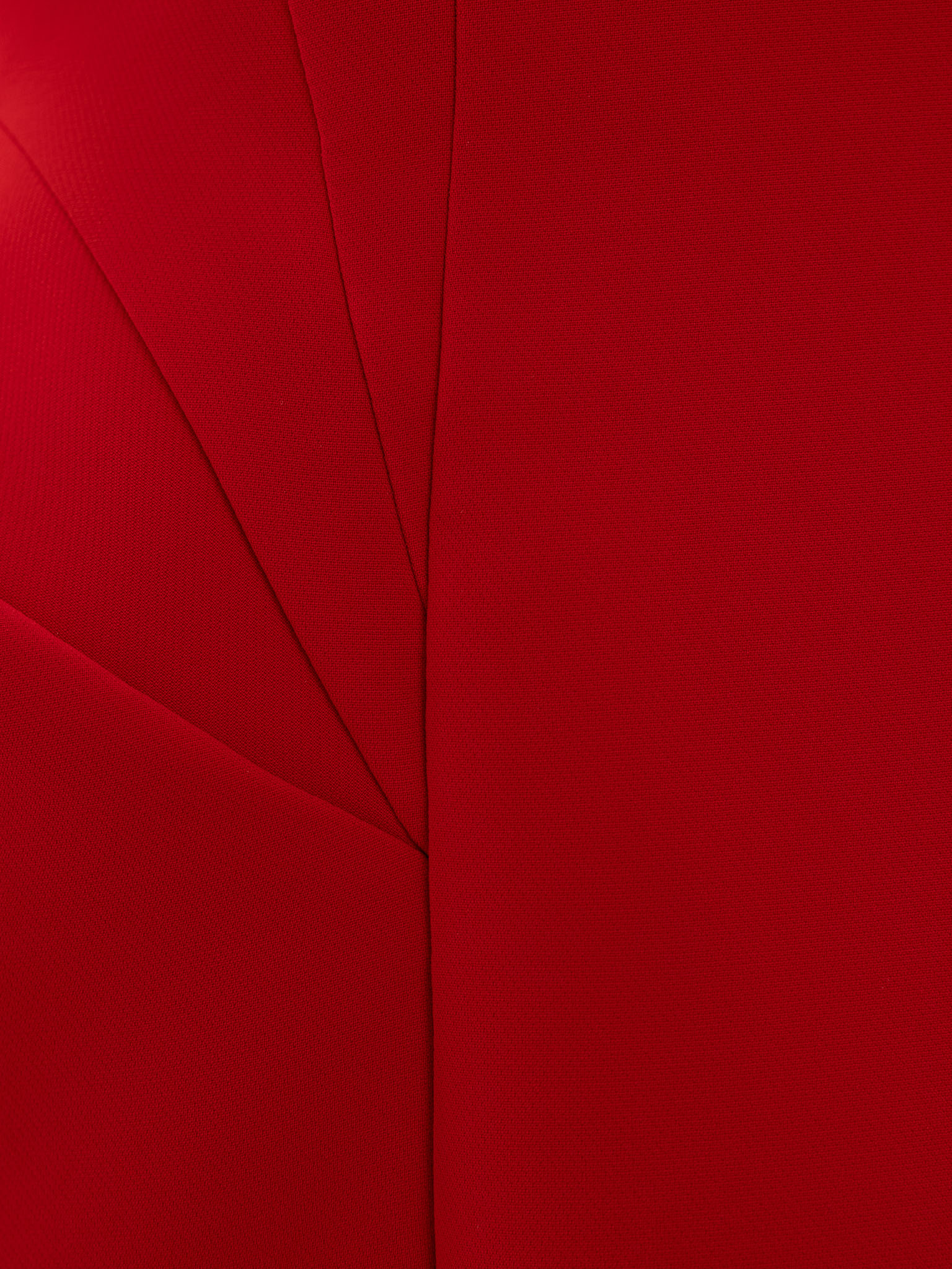 Платье мини сложного кроя с открытыми плечами и объемной юбкой