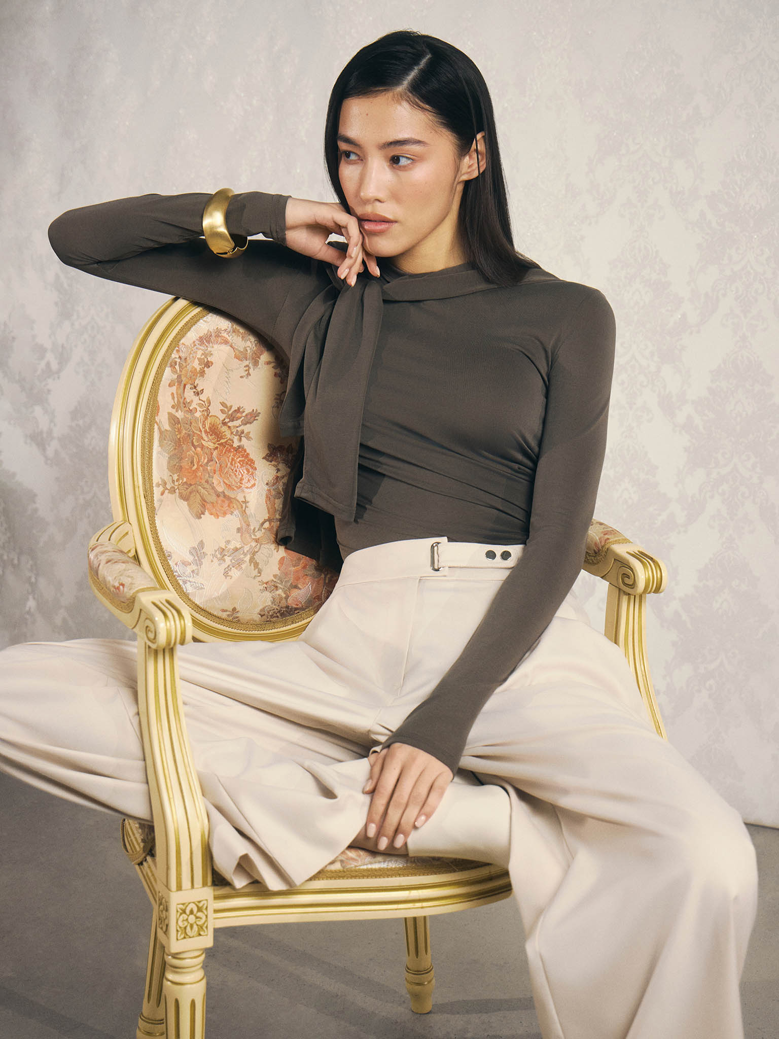 Loose-fit trousers with asymmetrical fastening