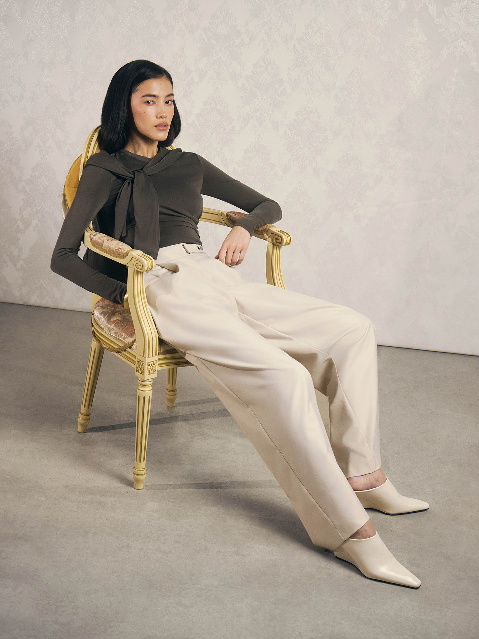 Loose-fit trousers with asymmetrical fastening