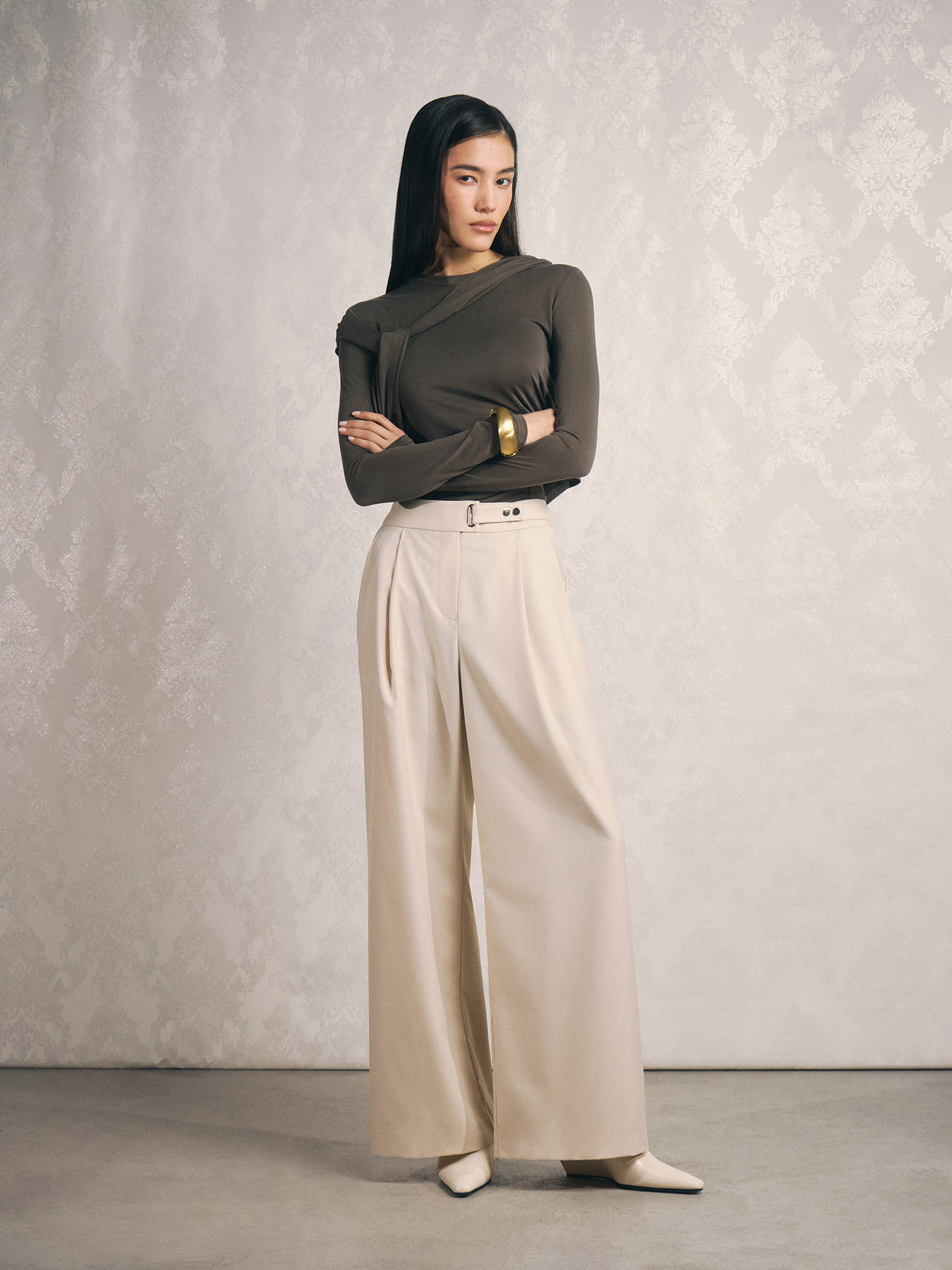 Loose-fit trousers with asymmetrical fastening