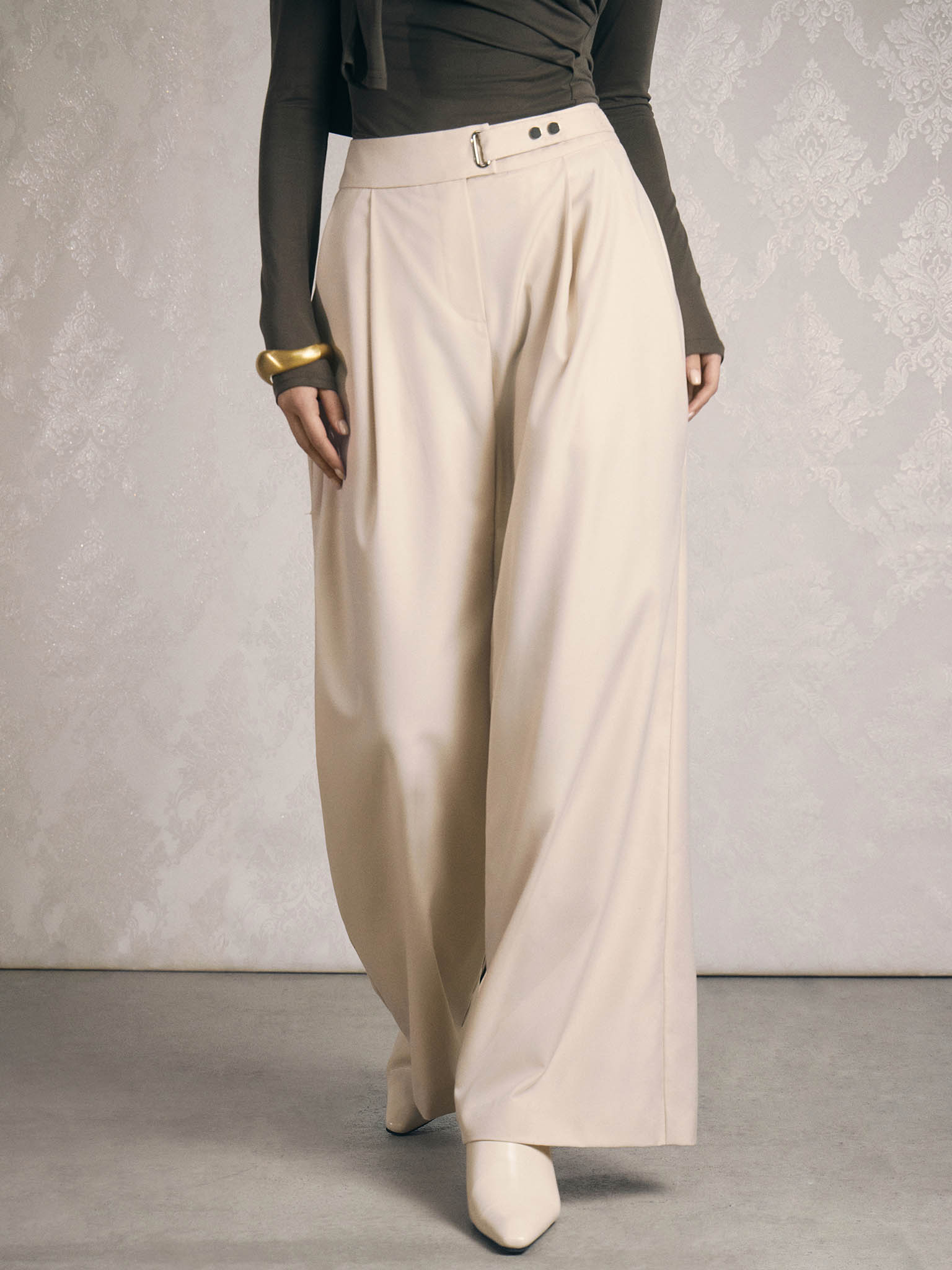 Loose-fit trousers with asymmetrical fastening