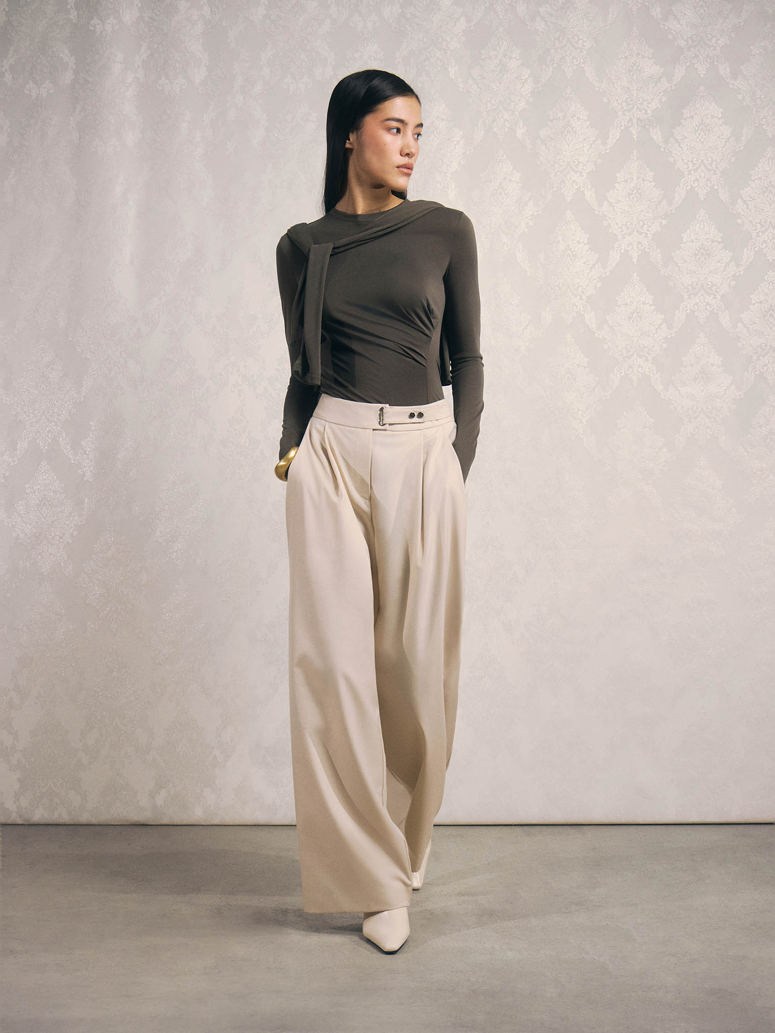 Loose-fit trousers with asymmetrical fastening