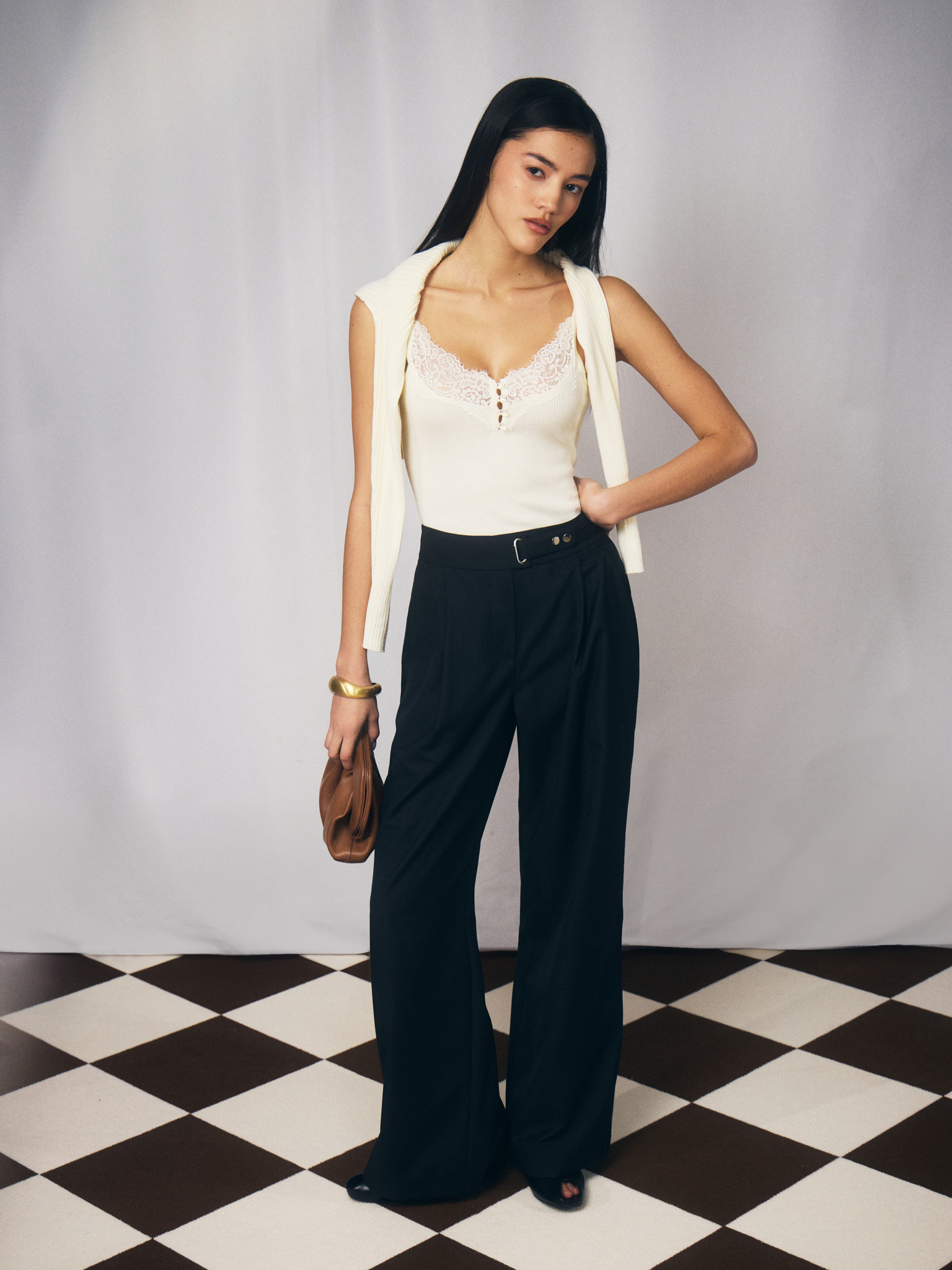 Loose-fit trousers with asymmetrical fastening