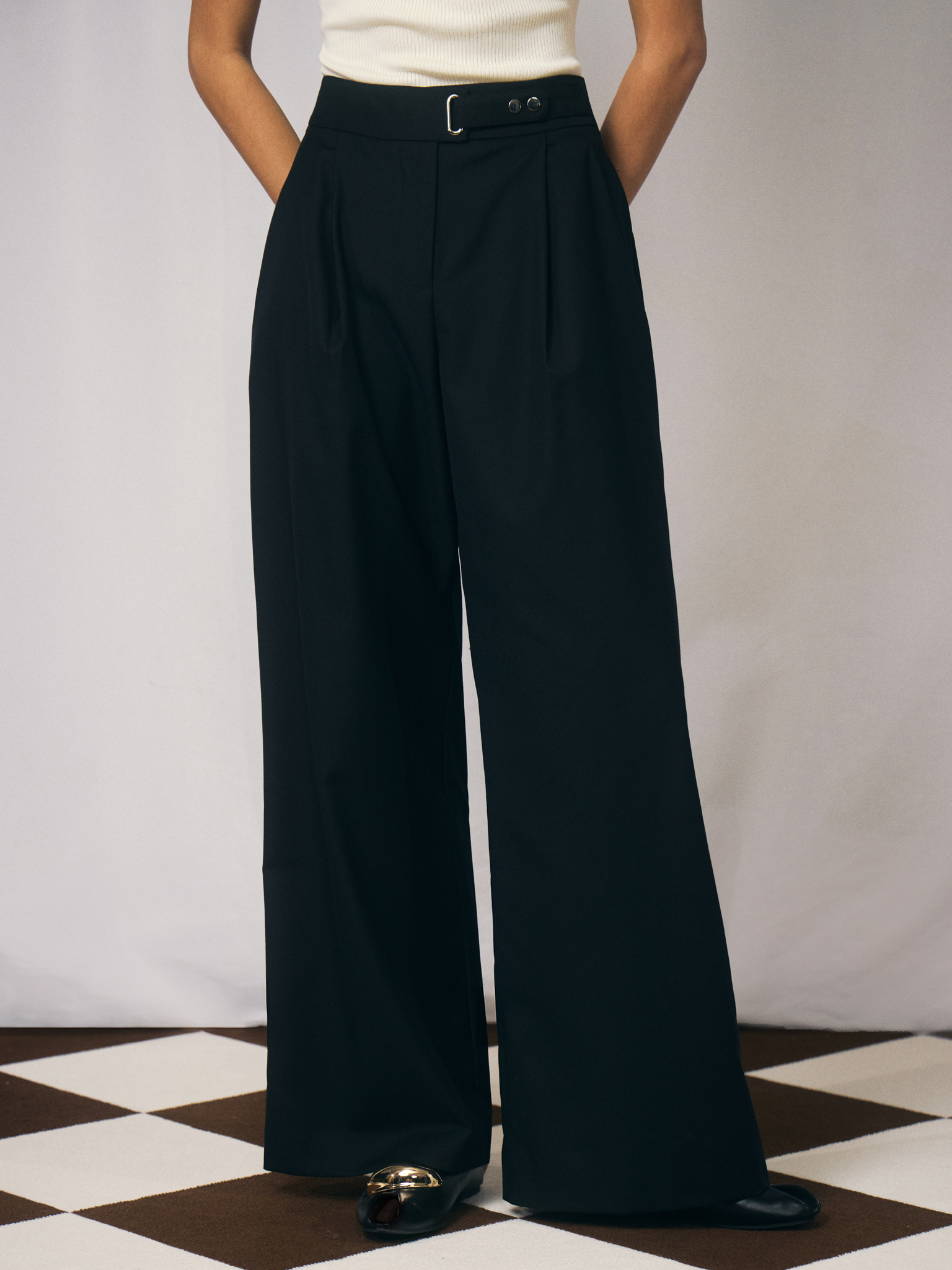 Loose-fit trousers with asymmetrical fastening