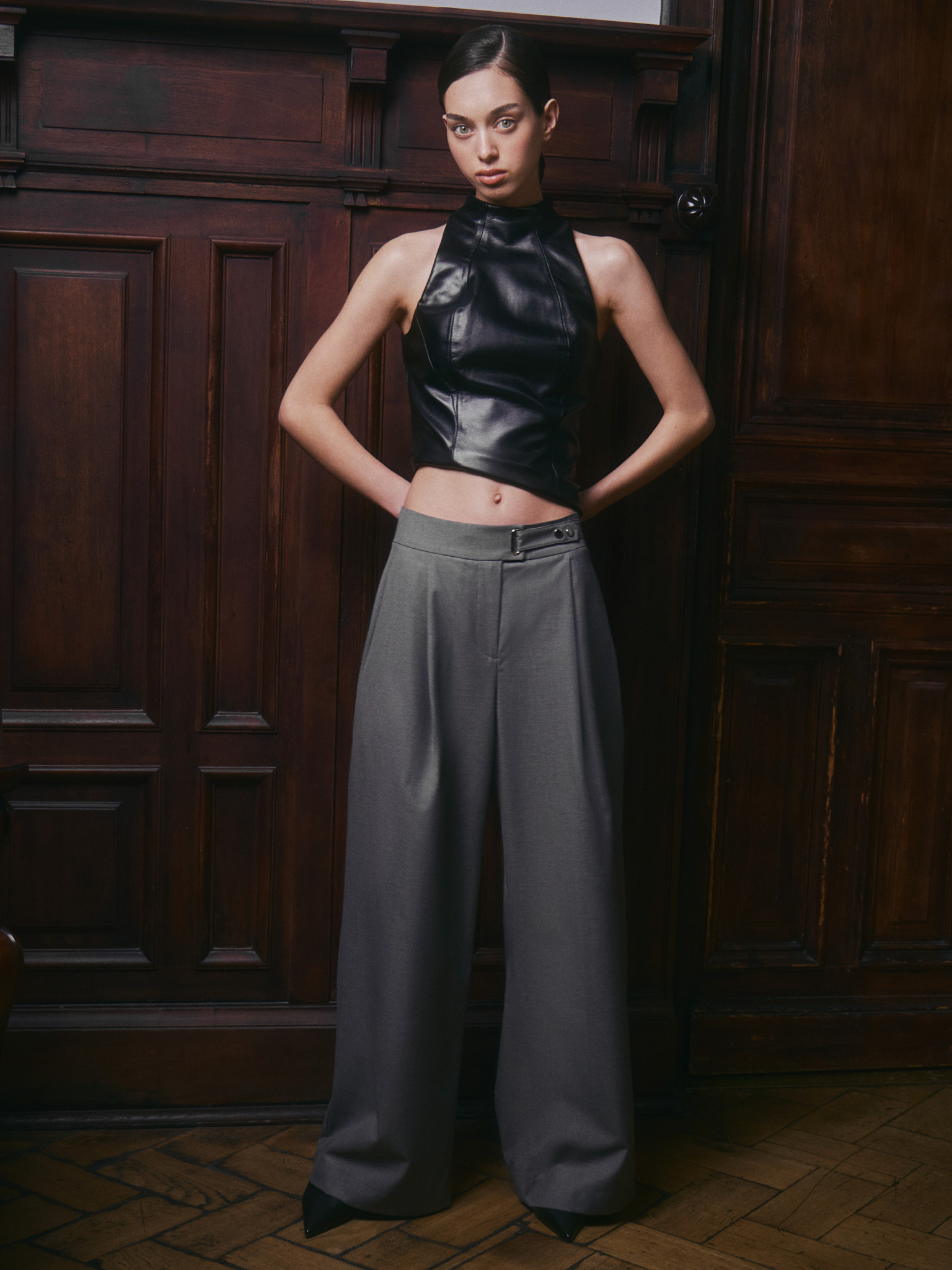 Loose-fit trousers with asymmetrical fastening