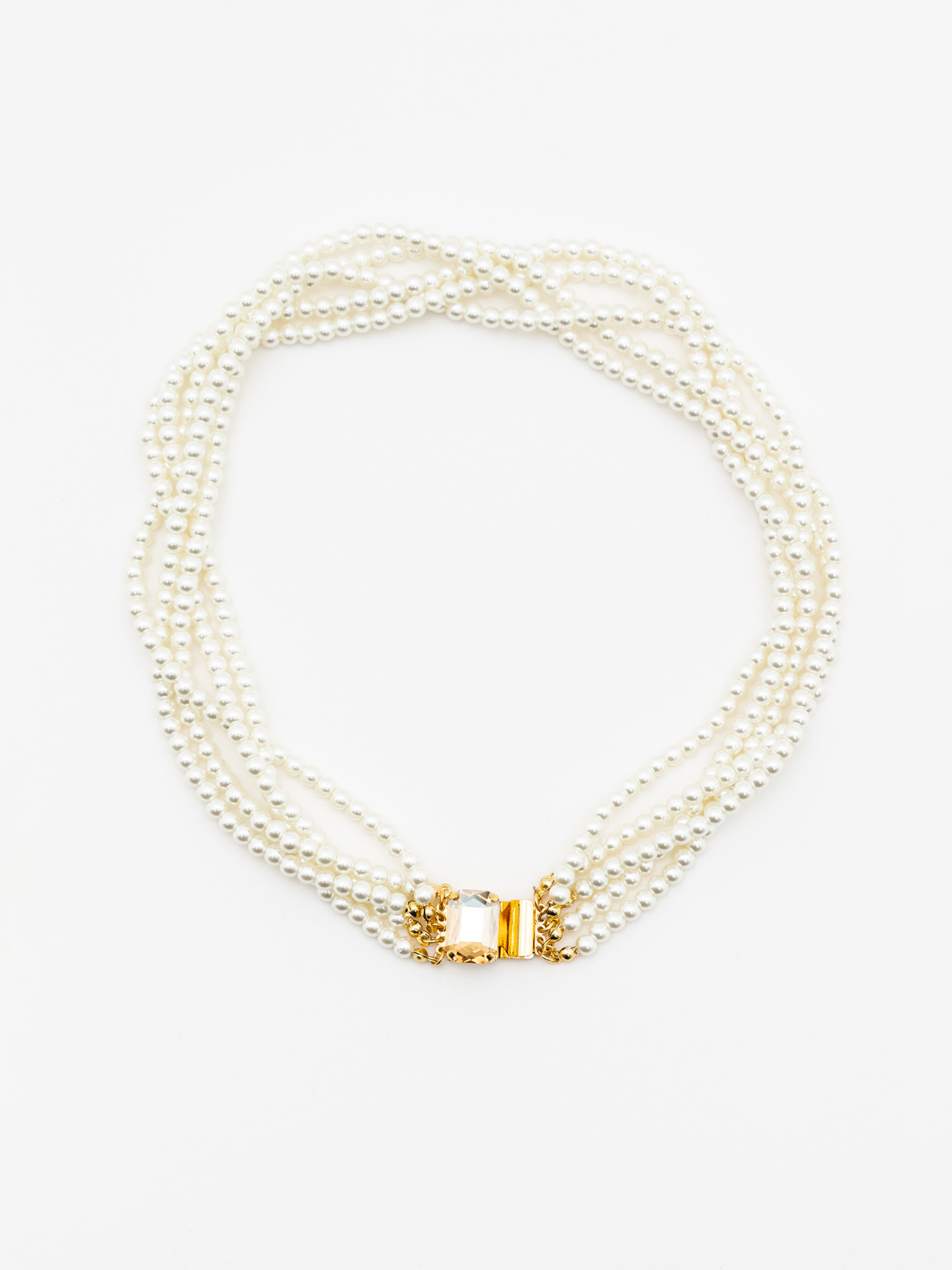 Voluminous pearl necklace with large crystal