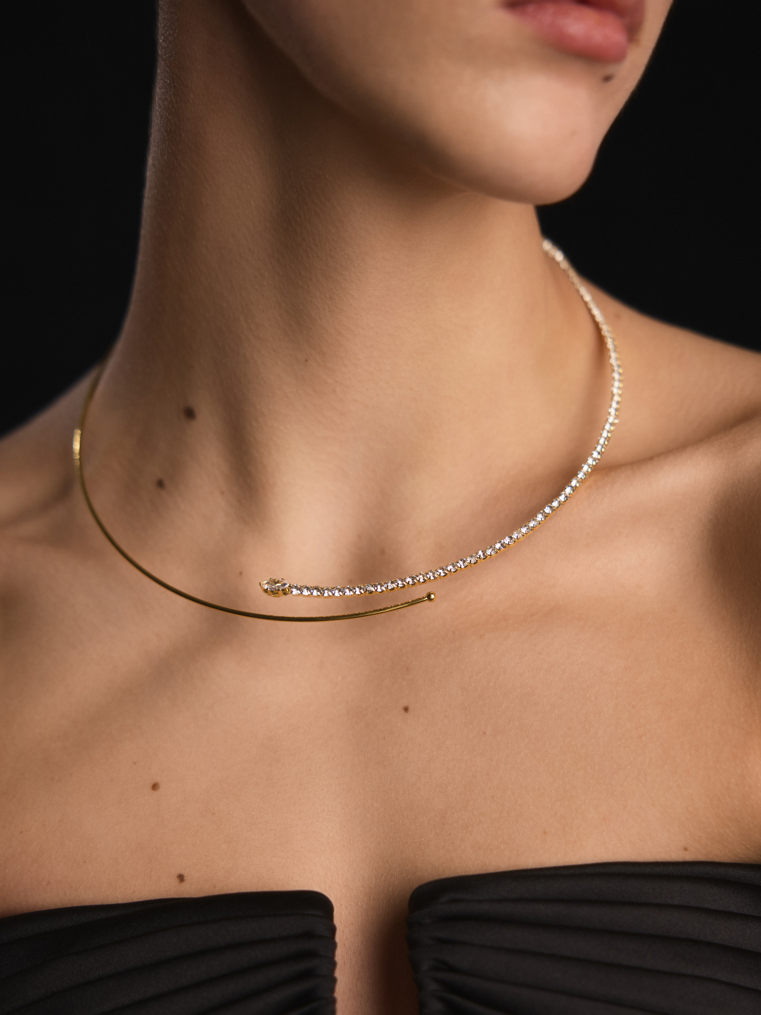 Тонкое колье круглой формы со стразовой вставкой