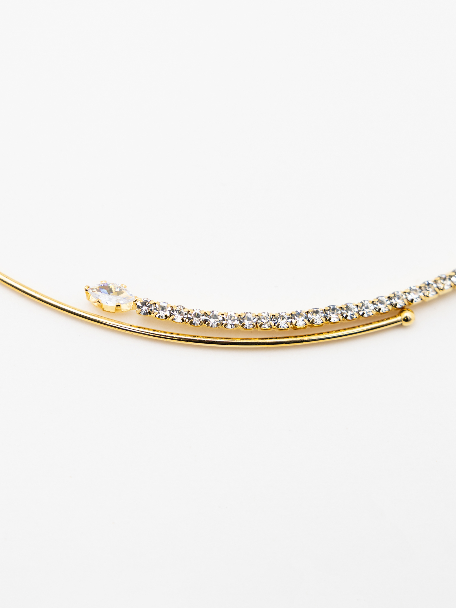 Тонкое колье круглой формы со стразовой вставкой