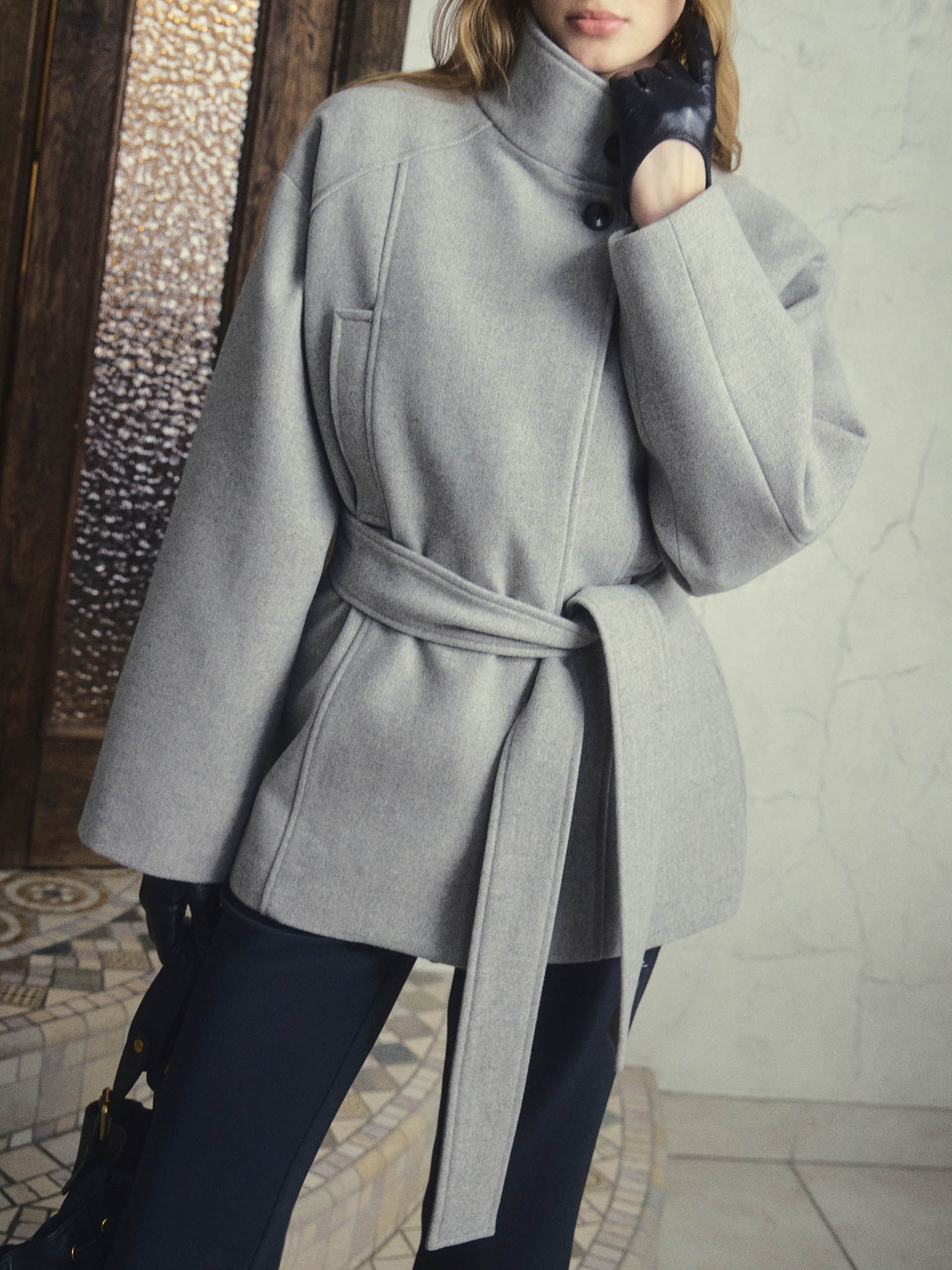 Короткое однобортное пальто с поясом в тон